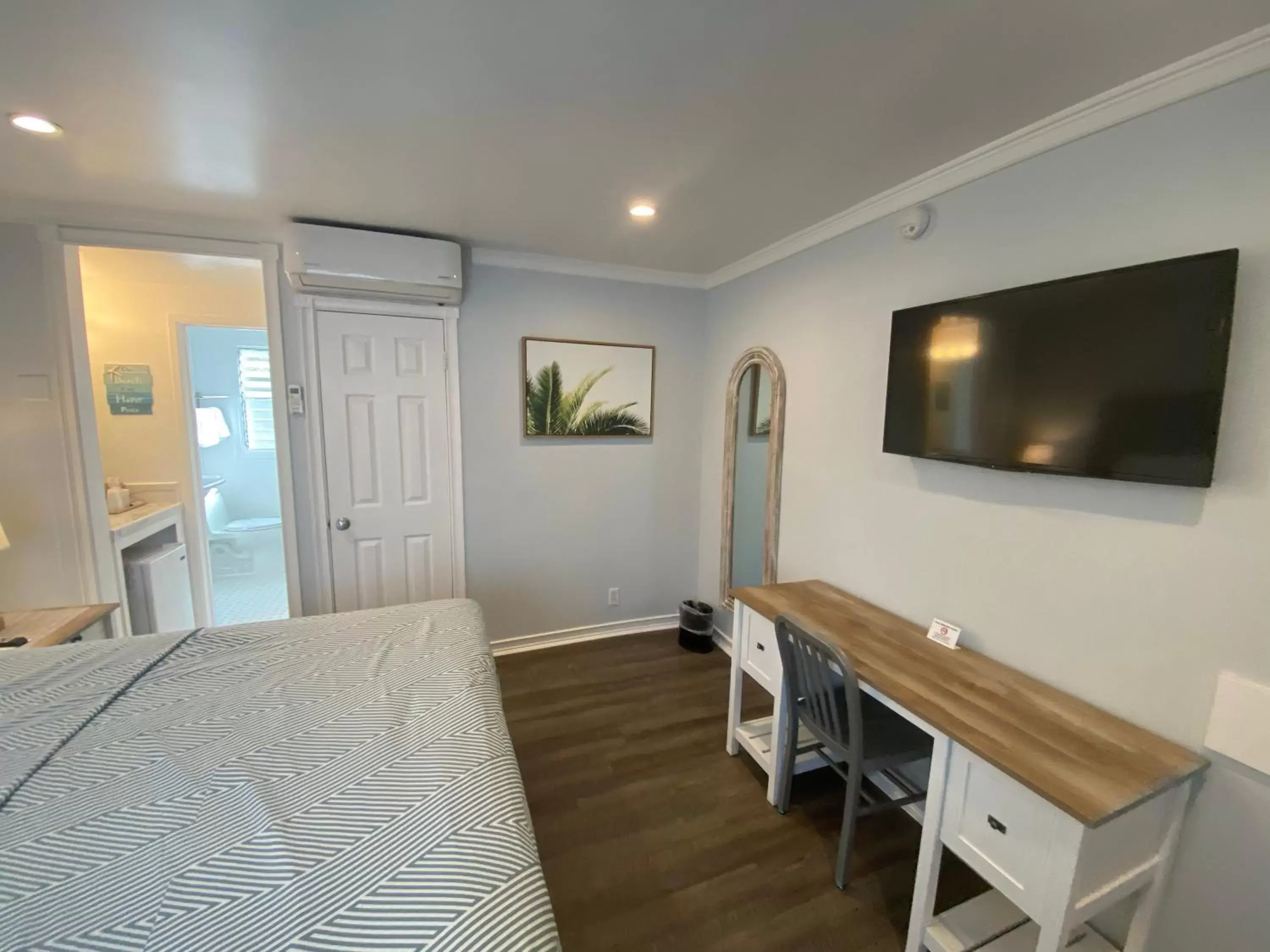 Bed, TV/Entertainment Center in Ocean Lodge Santa Monica Beach Hotel