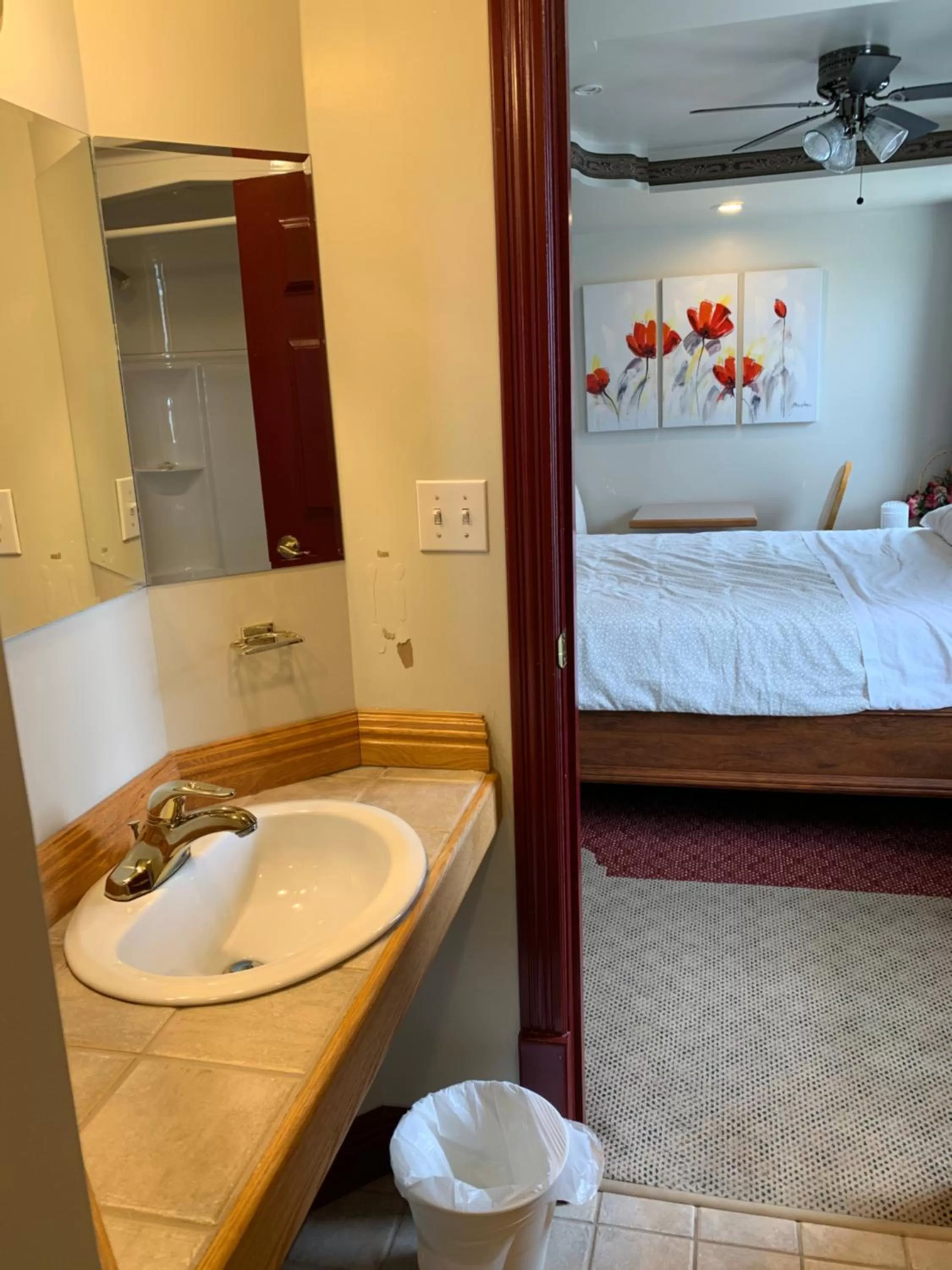 Bed in Lakeview Hotel