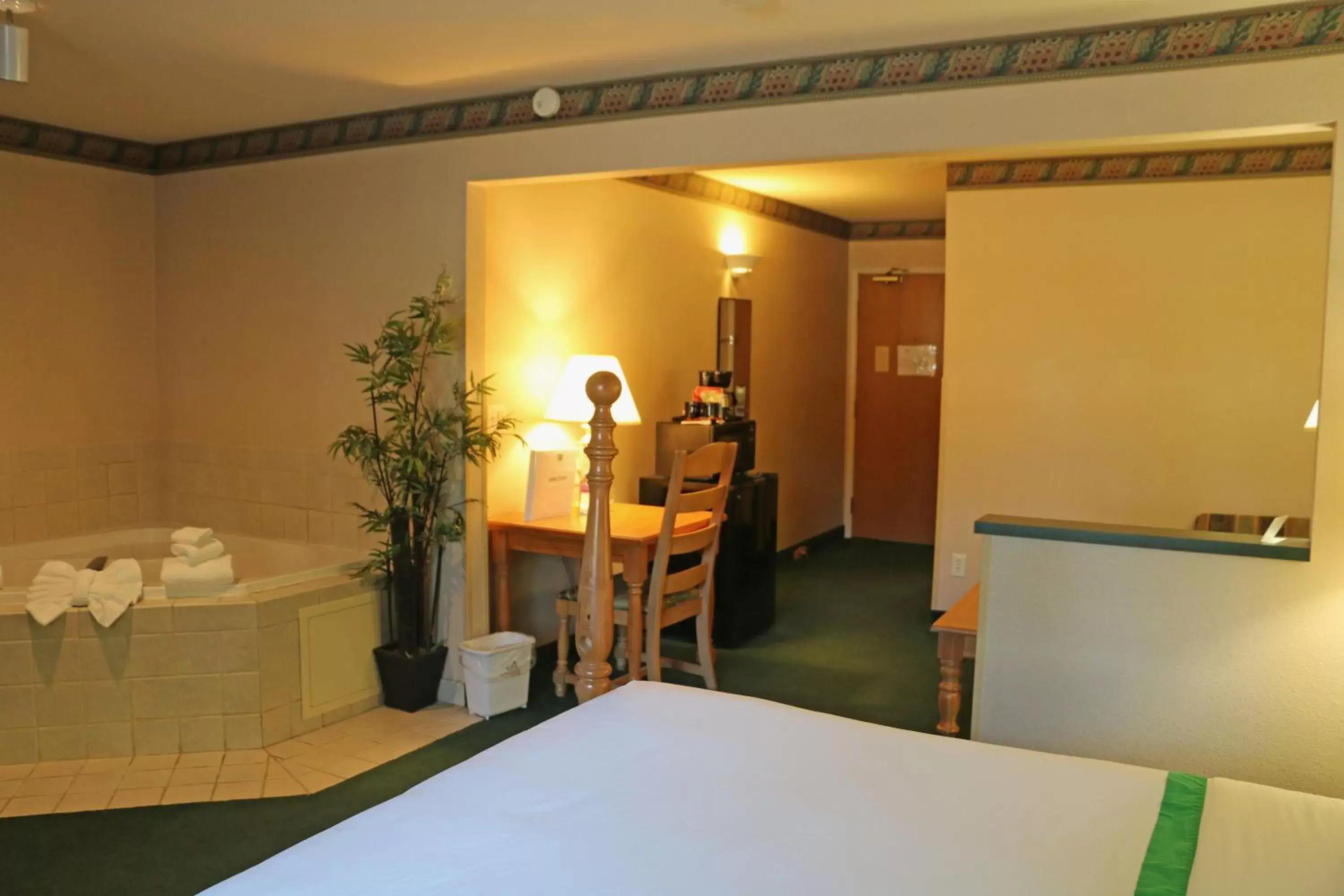 Bed in GuestHouse Inn & Suites Kelso/Longview