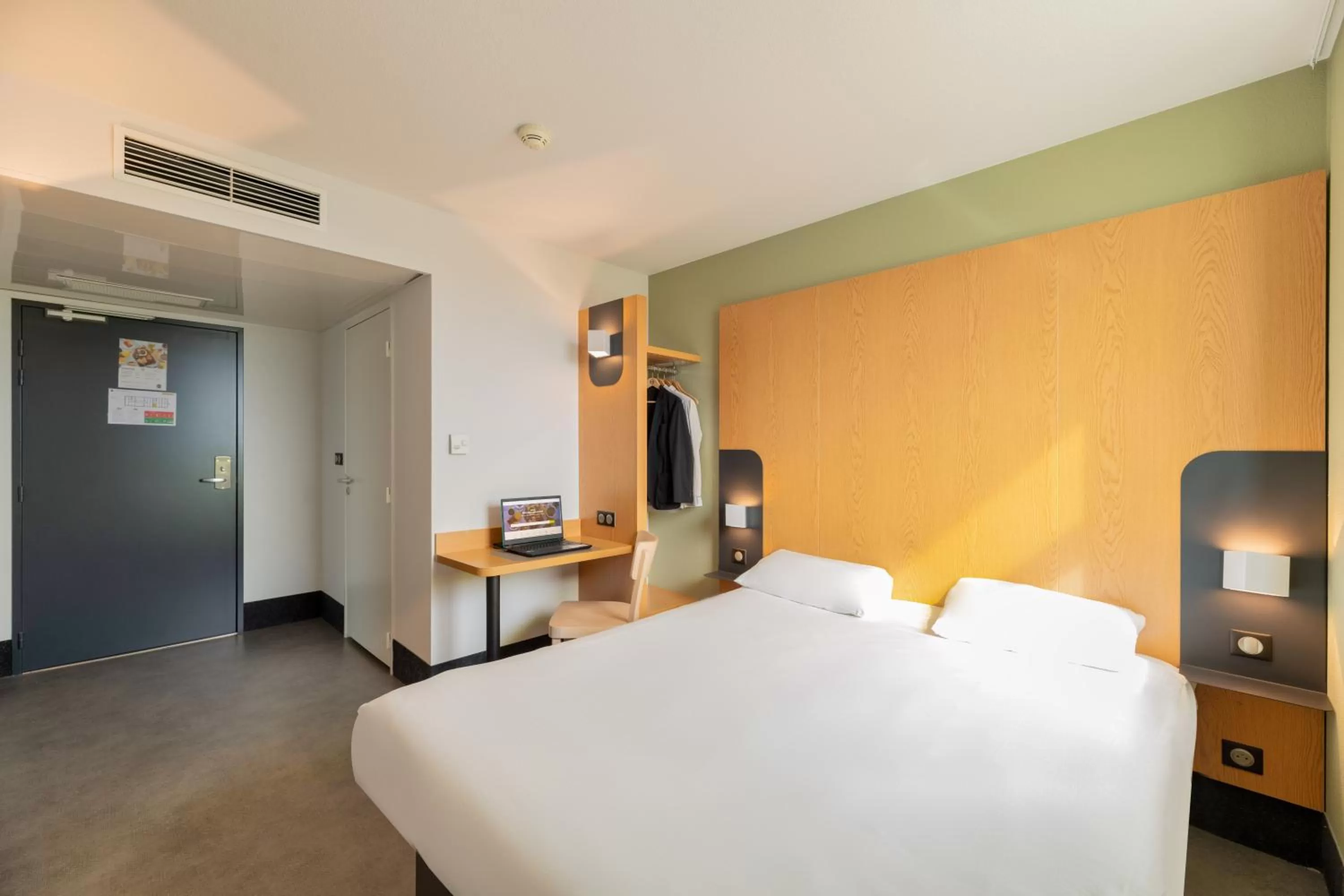 Bedroom, Bed in B&B HOTEL Lyon Sud États-Unis