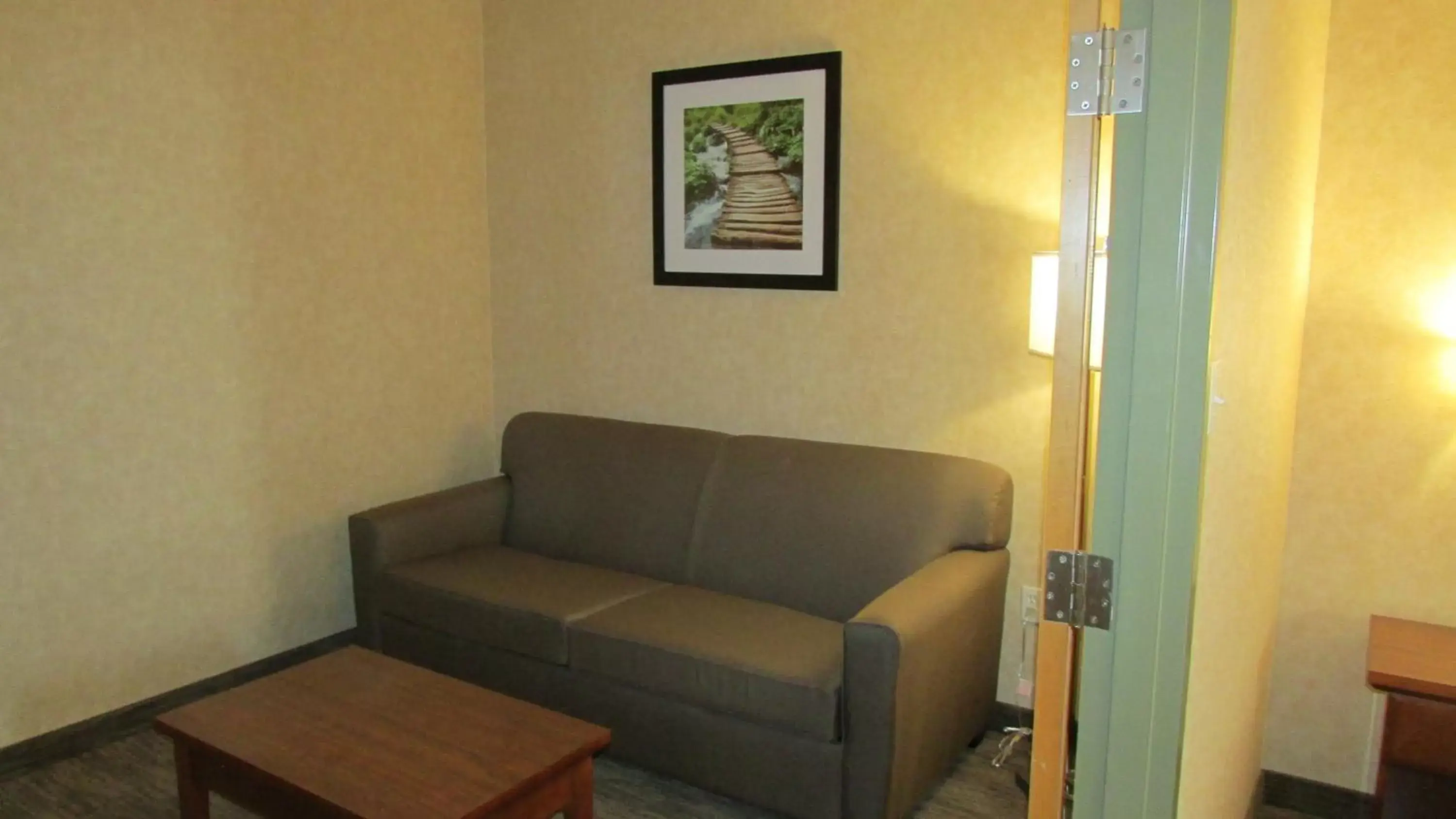Living room, Seating Area in Days Inn & Suites by Wyndham Brooks