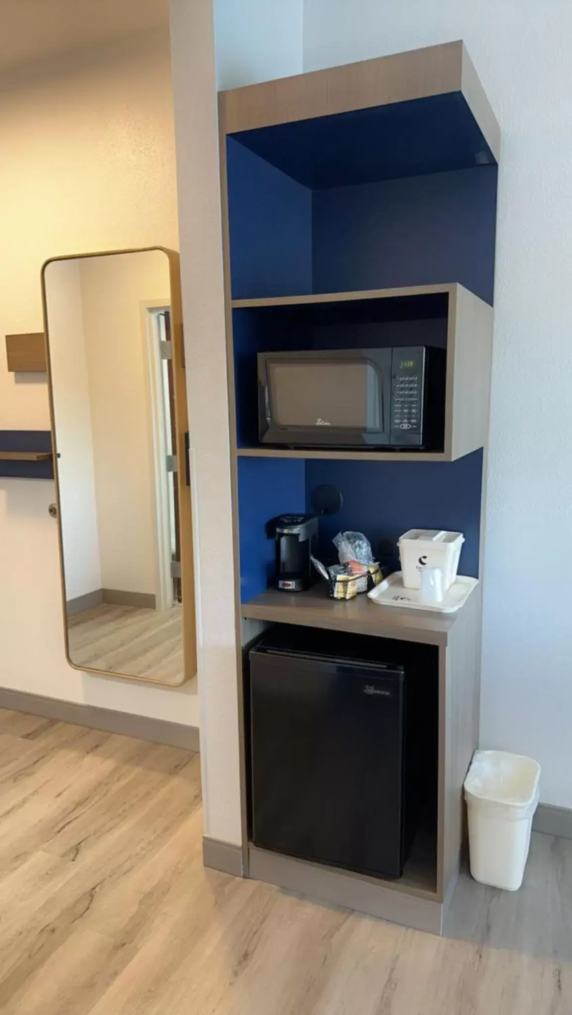 Coffee/tea facilities, Kitchen/Kitchenette in Comfort Suites Columbus East Broad