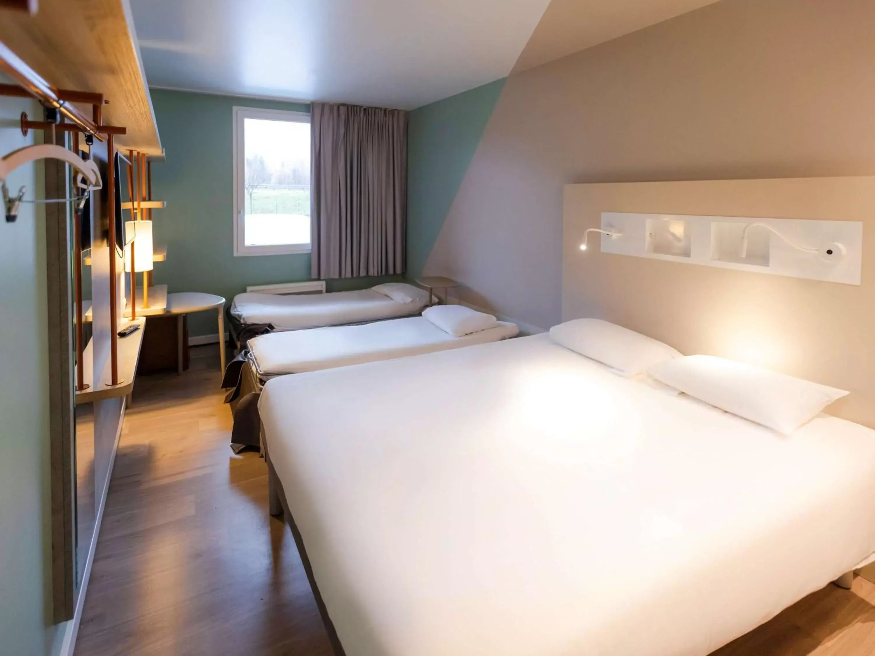 Bedroom, Bed in ibis budget Albertville