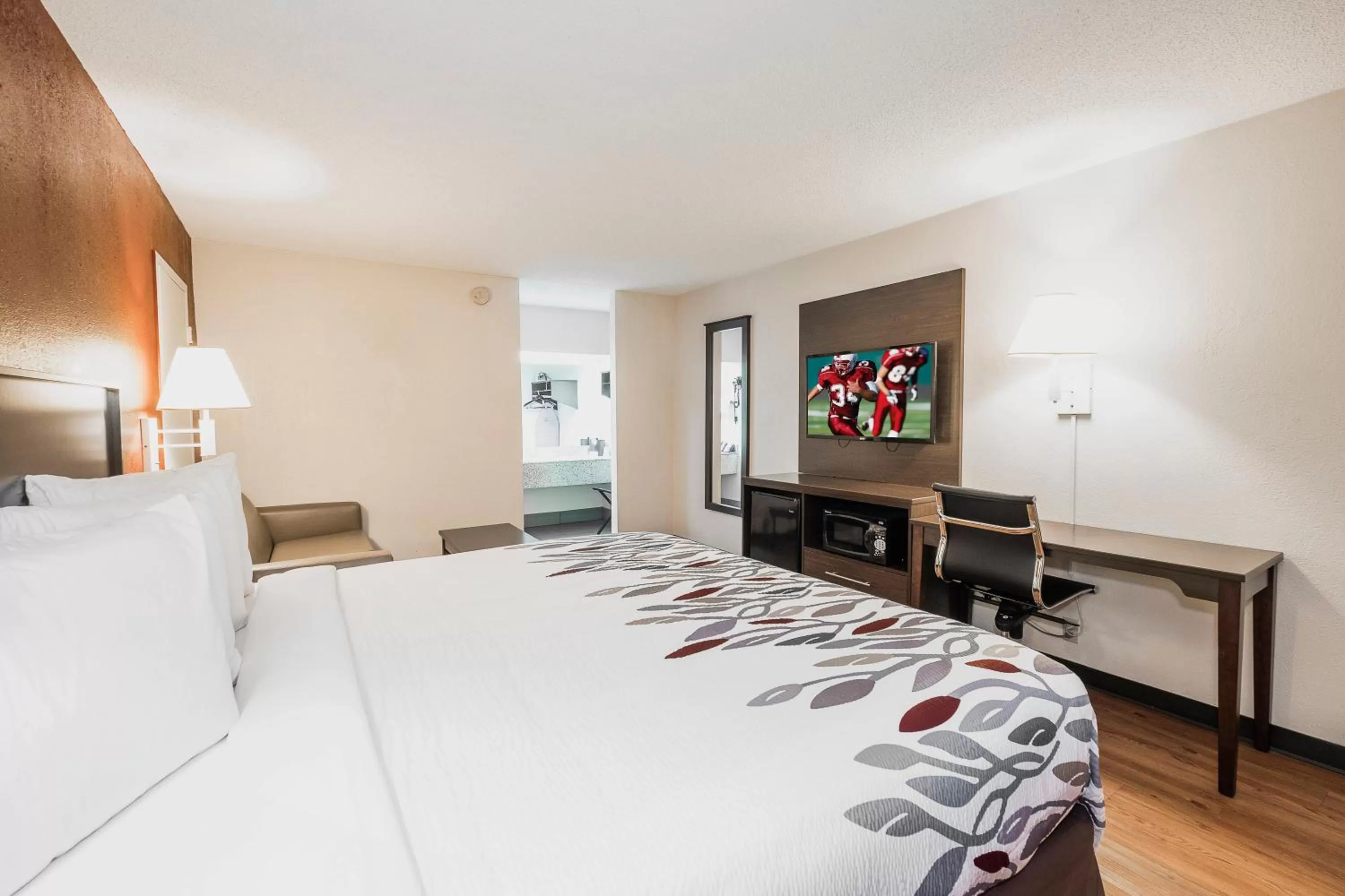 Photo of the whole room, Bed in Red Roof Inn Walterboro