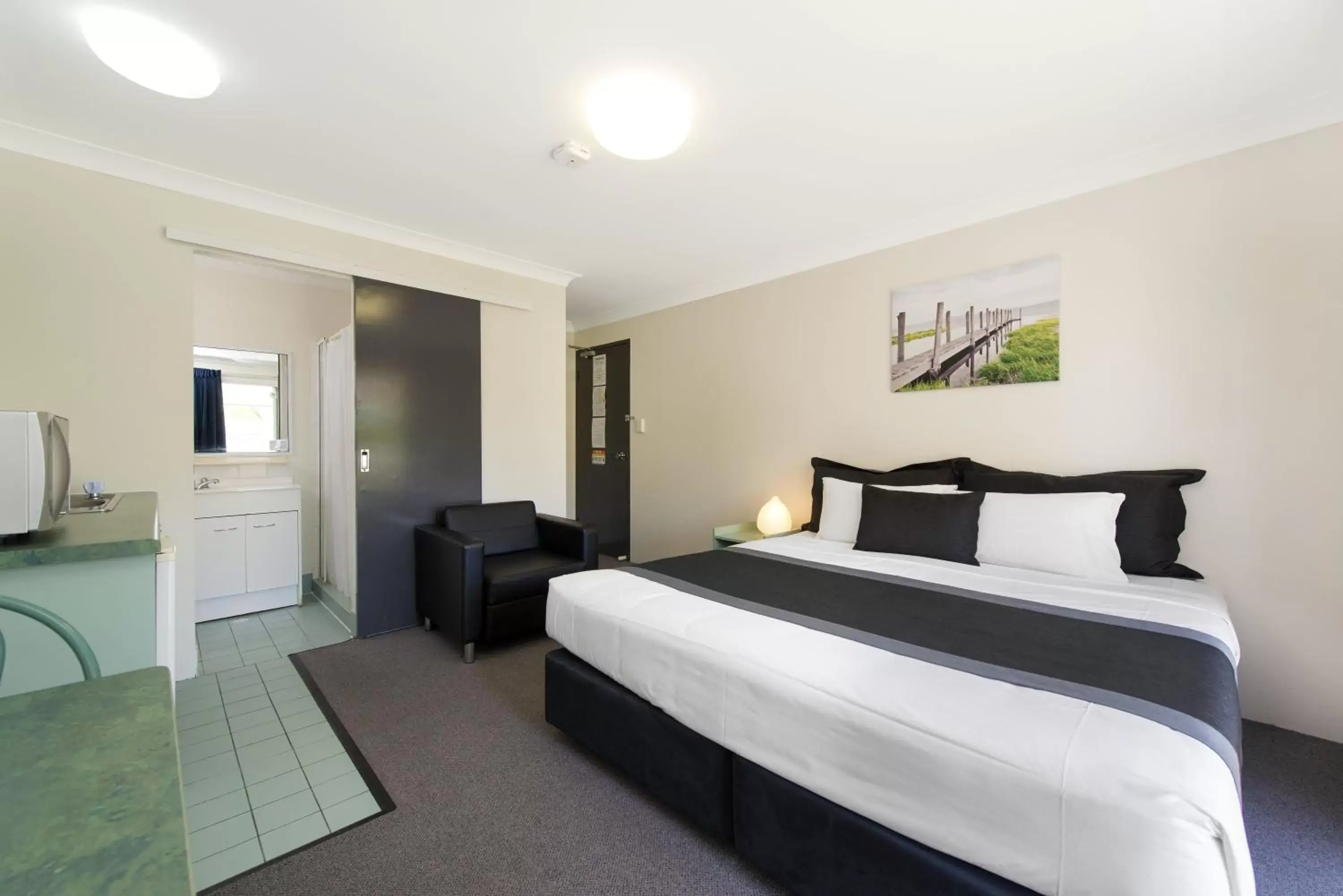 Bathroom, Bed in Chermside Court Motel