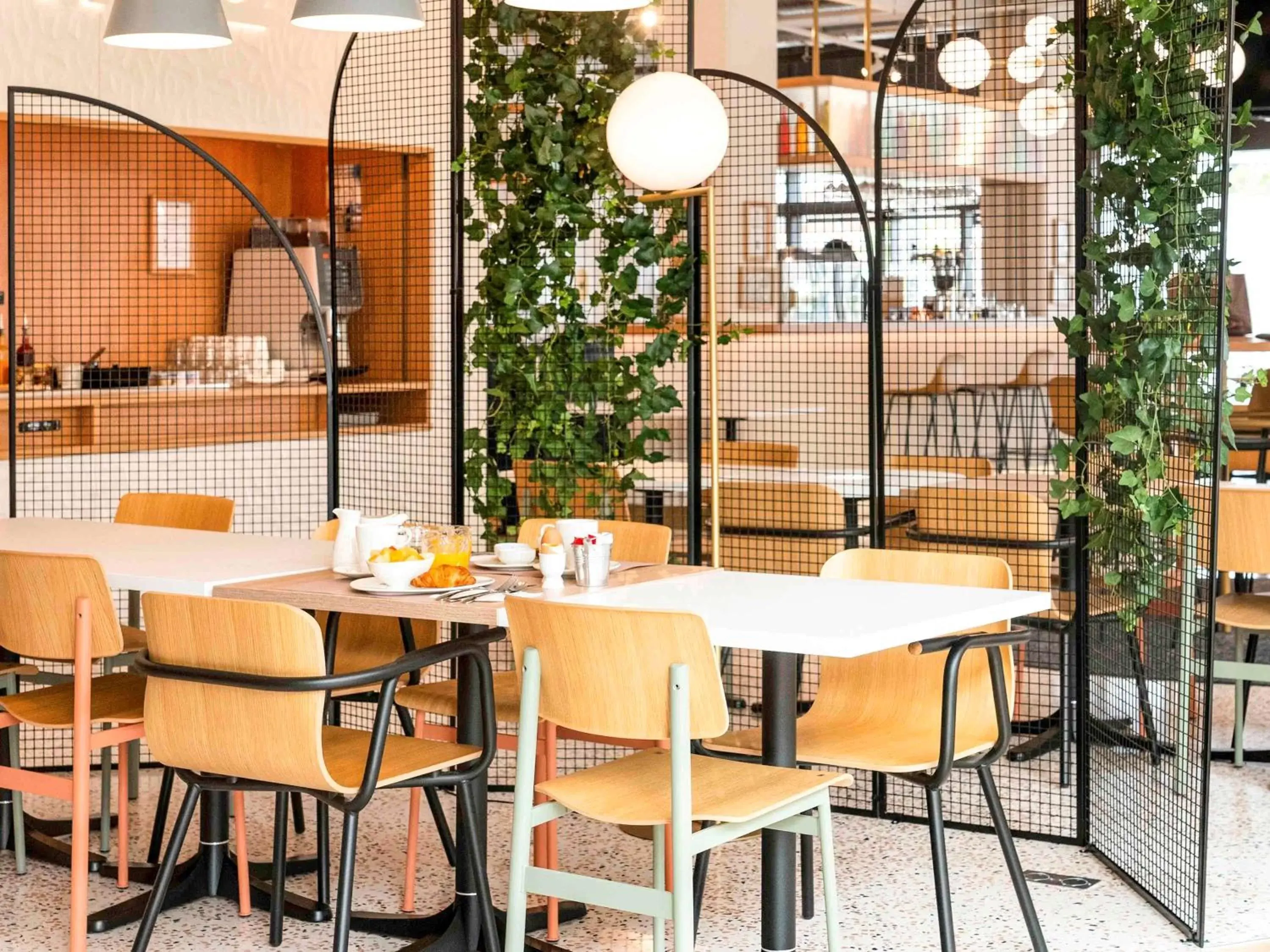 Restaurant/Places to Eat in ibis Styles Paris Romainville