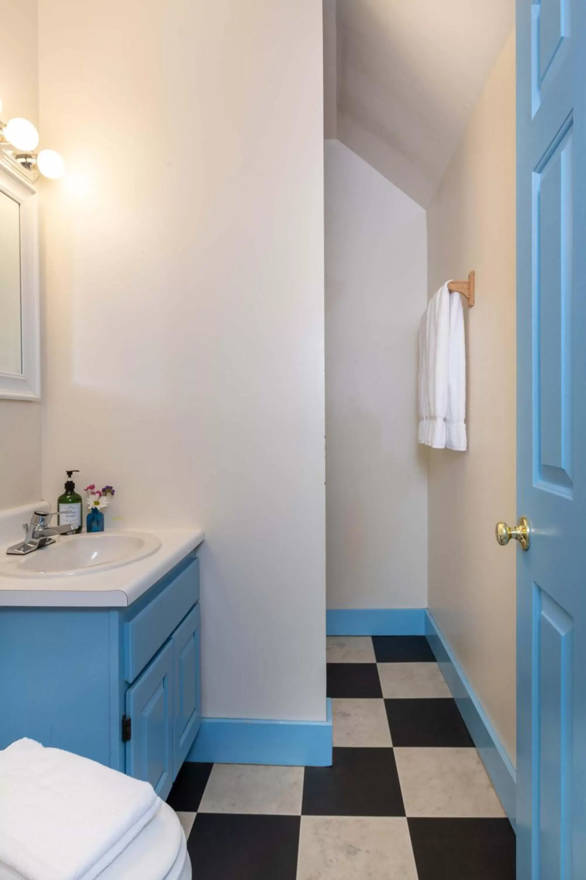 Bathroom in Old Stagecoach Inn