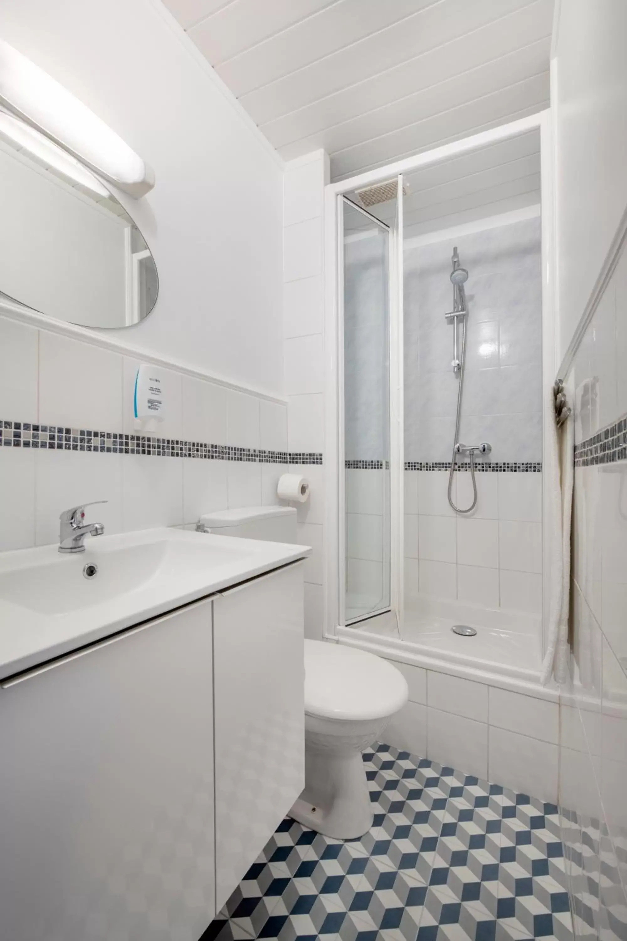 Shower, Bathroom in Royal Hotel Versailles