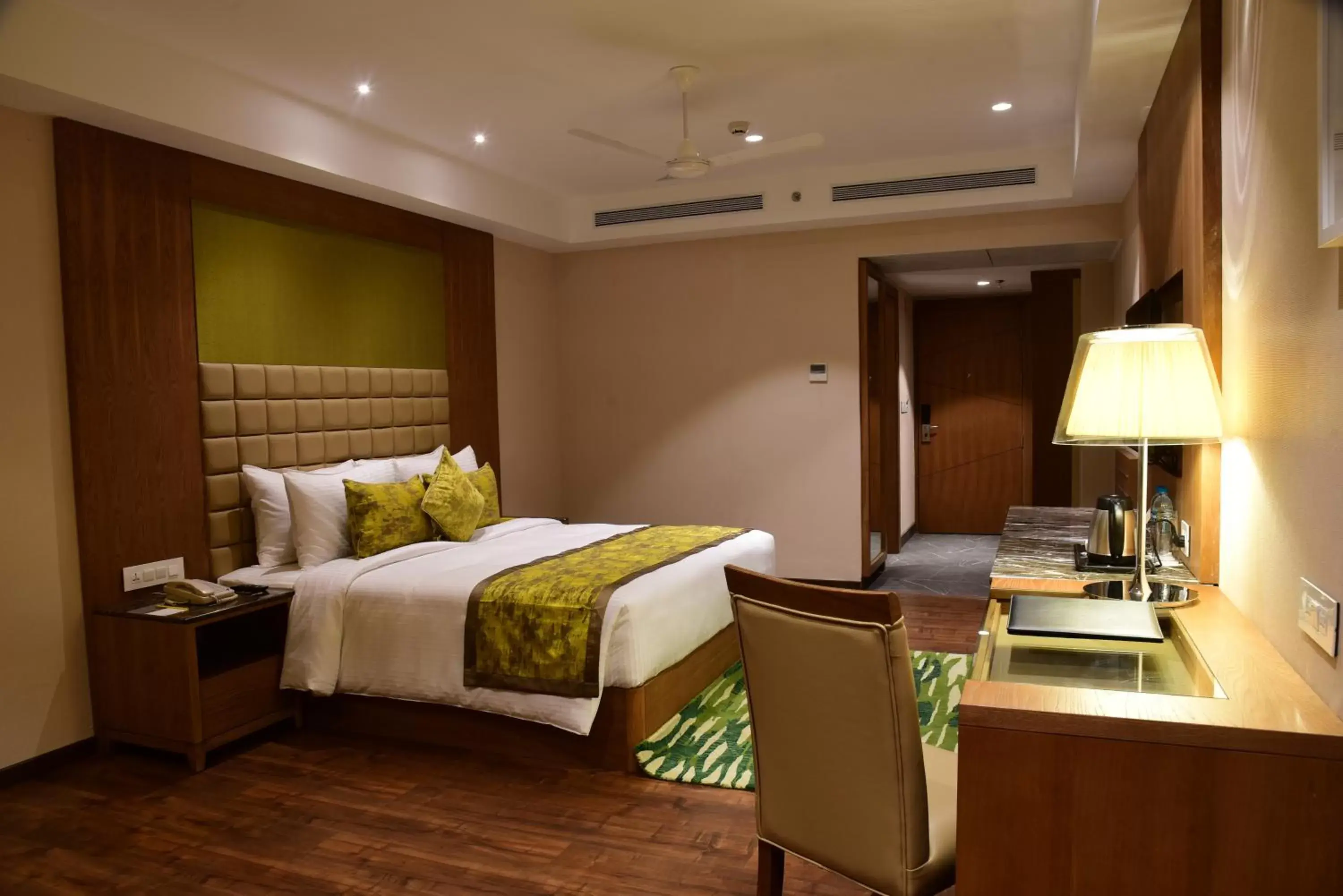 Bedroom, Bed in Lemon Tree Hotel Siliguri