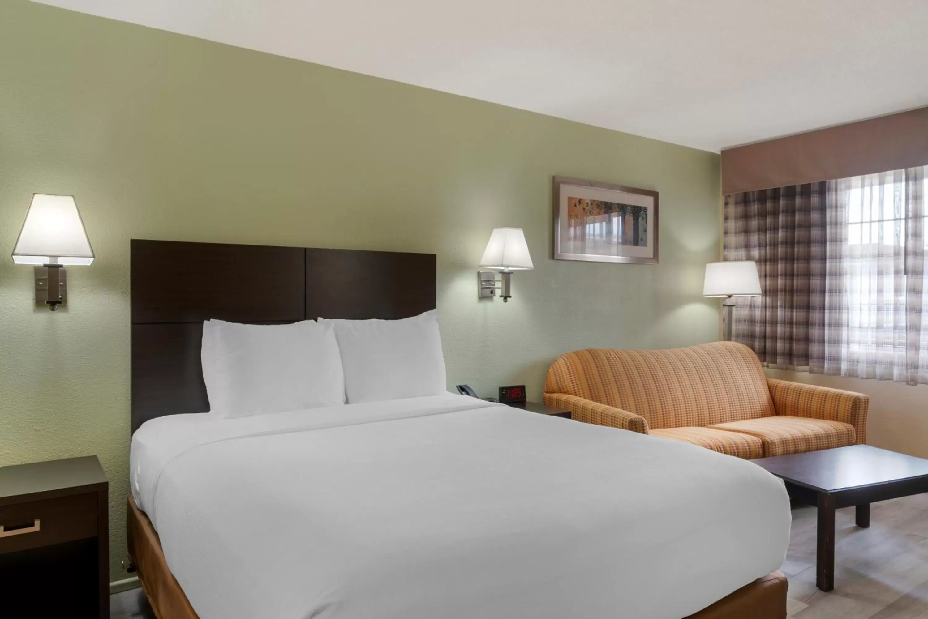 Bed in University Inn and Suites Eugene Bed in University Inn and Suites Eugene