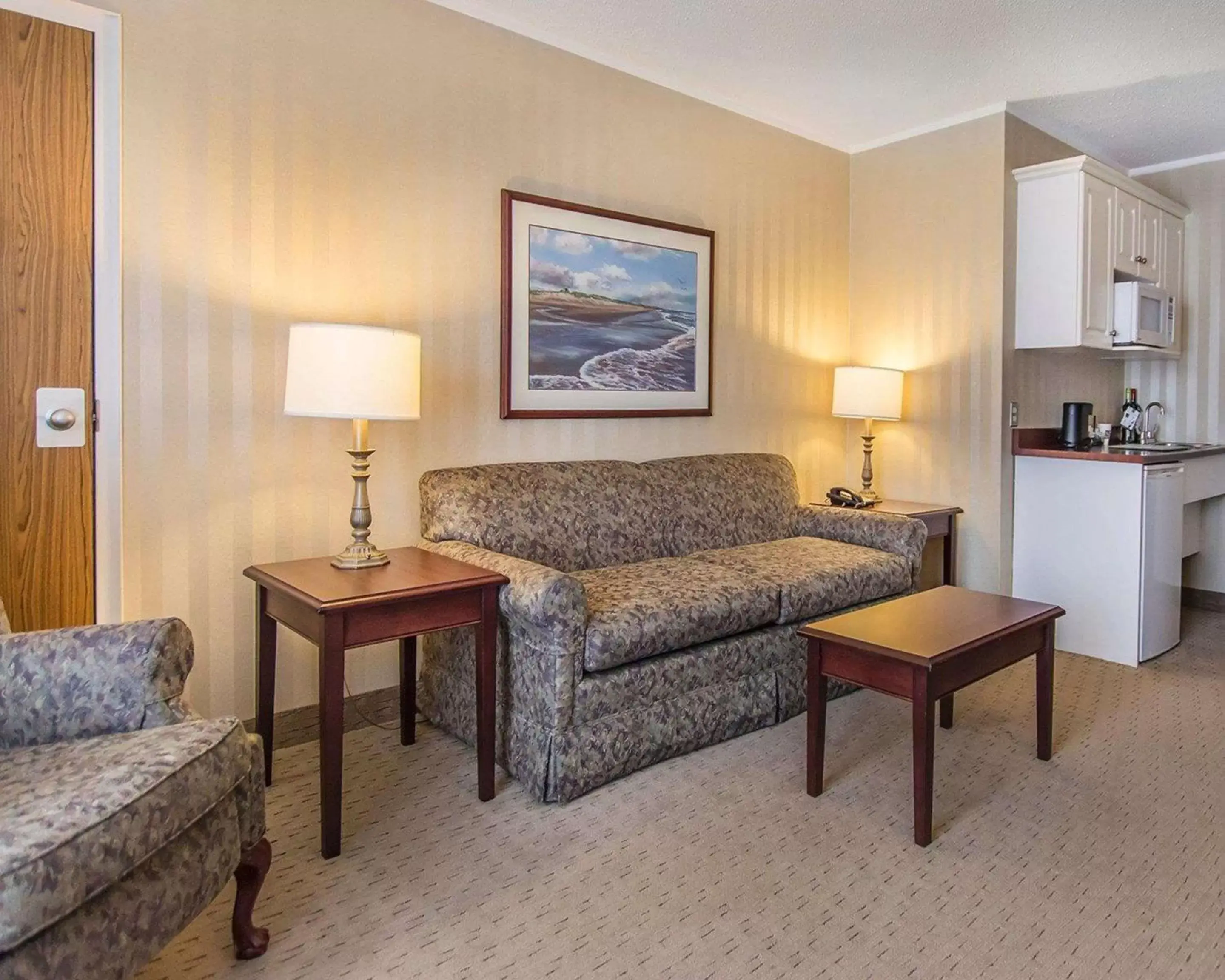 Photo of the whole room, Seating Area in Quality Inn & Suites Downtown