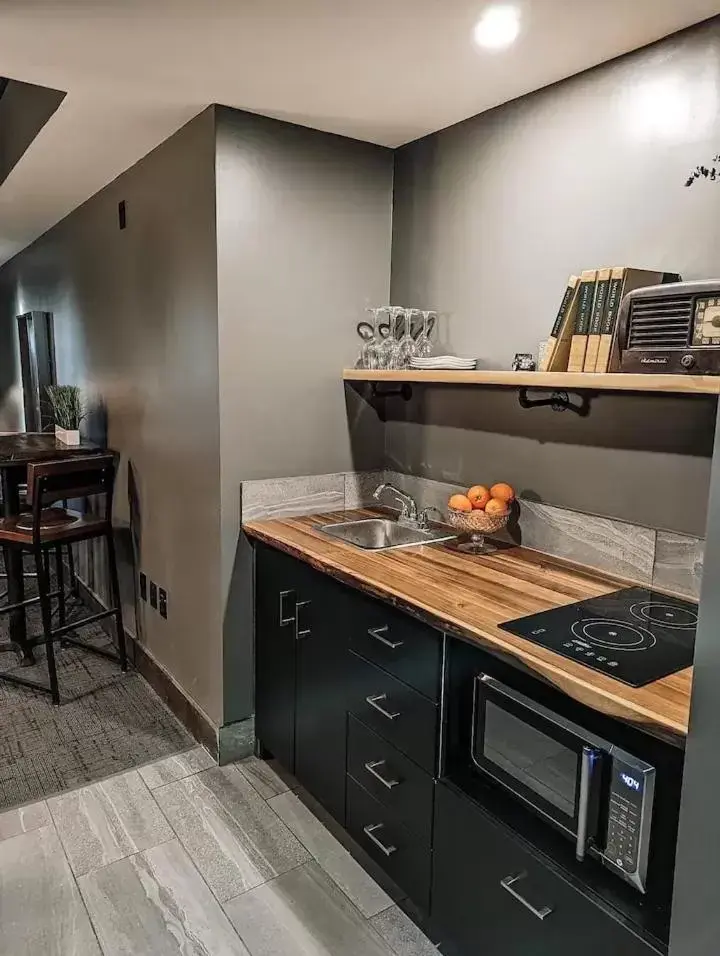 Kitchen/Kitchenette in Rockwell Suites