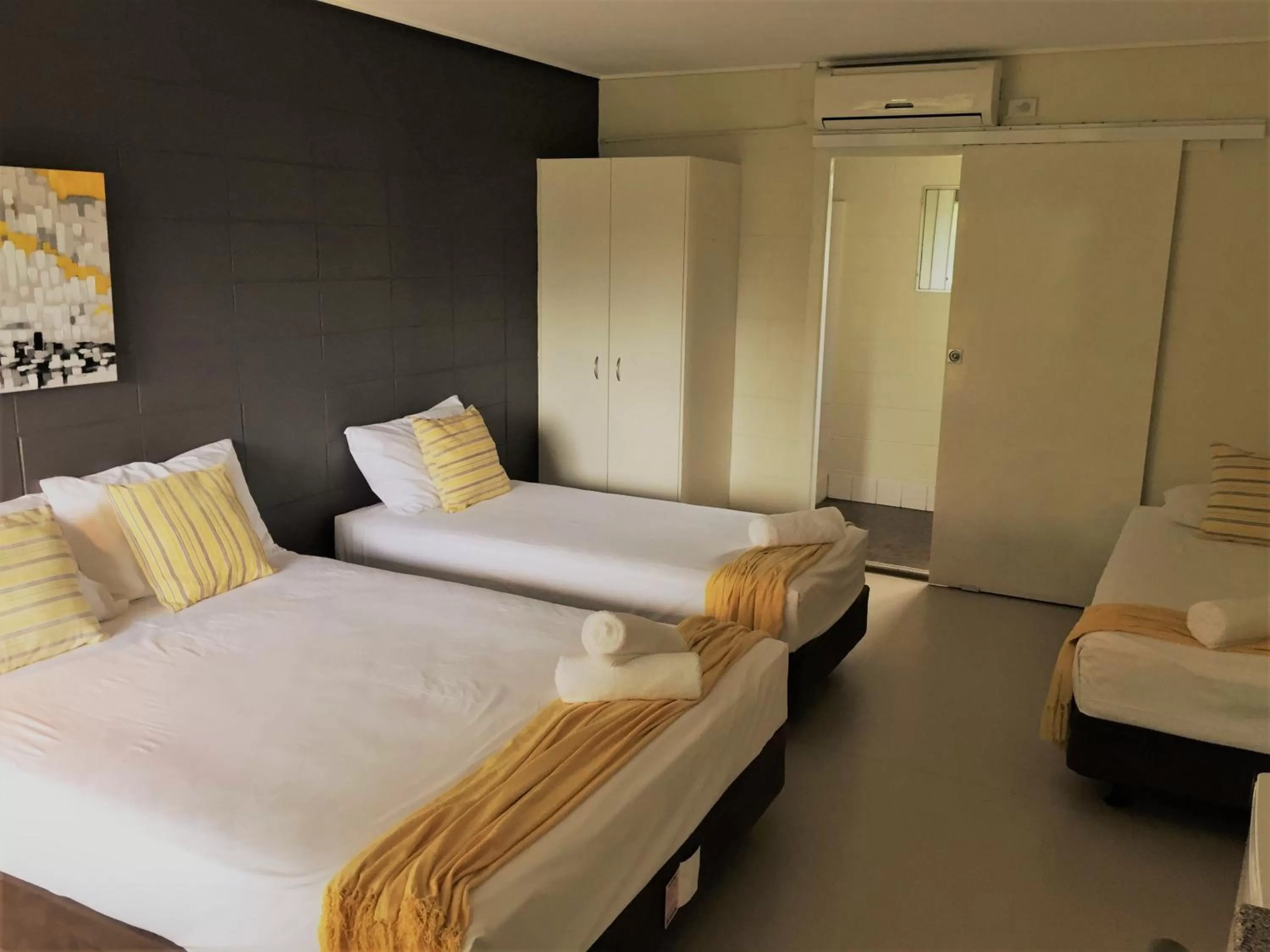 Toilet, Bed in Cardwell at the Beach