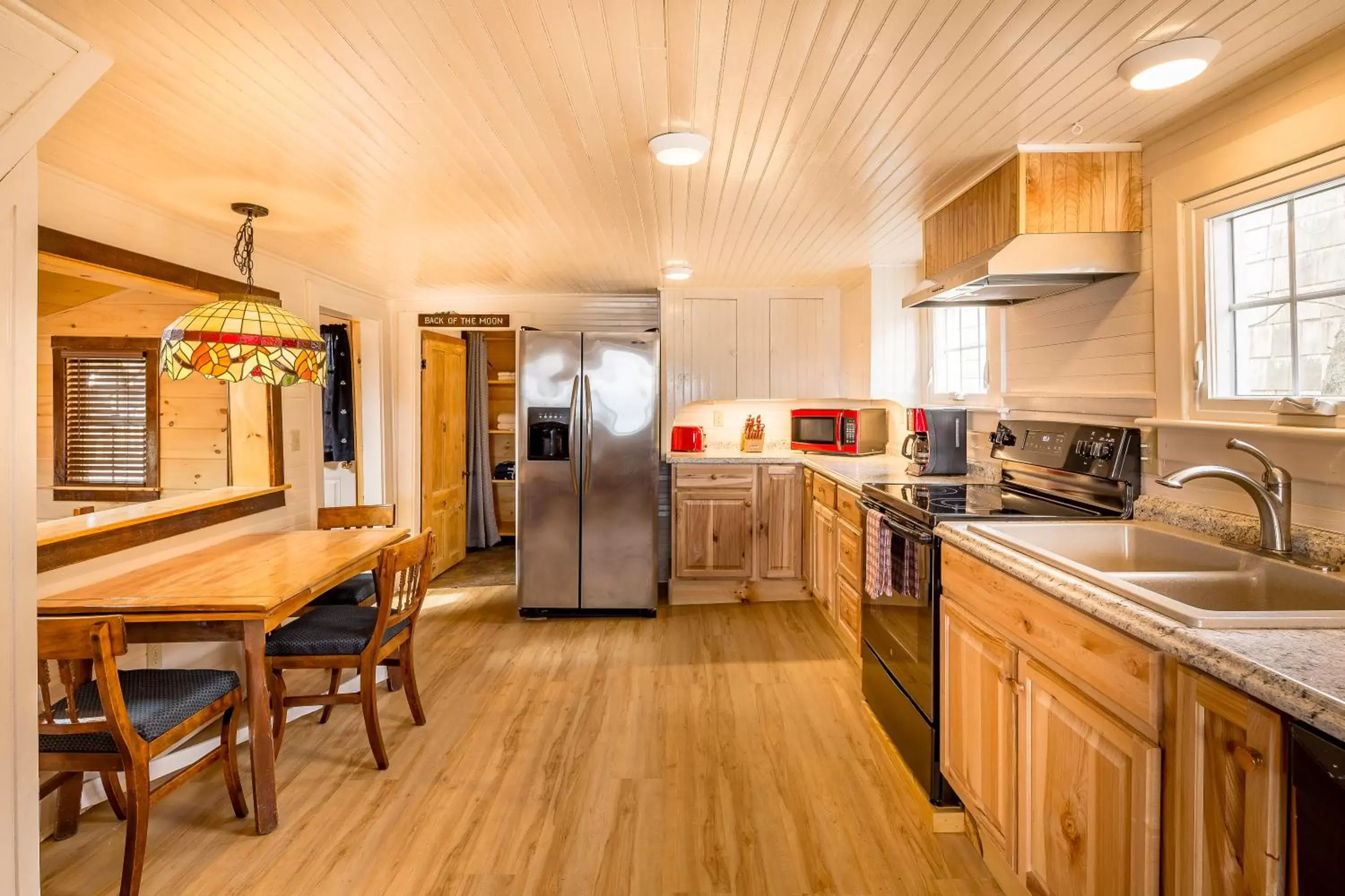 Kitchen/Kitchenette in Beach Cottage Inn