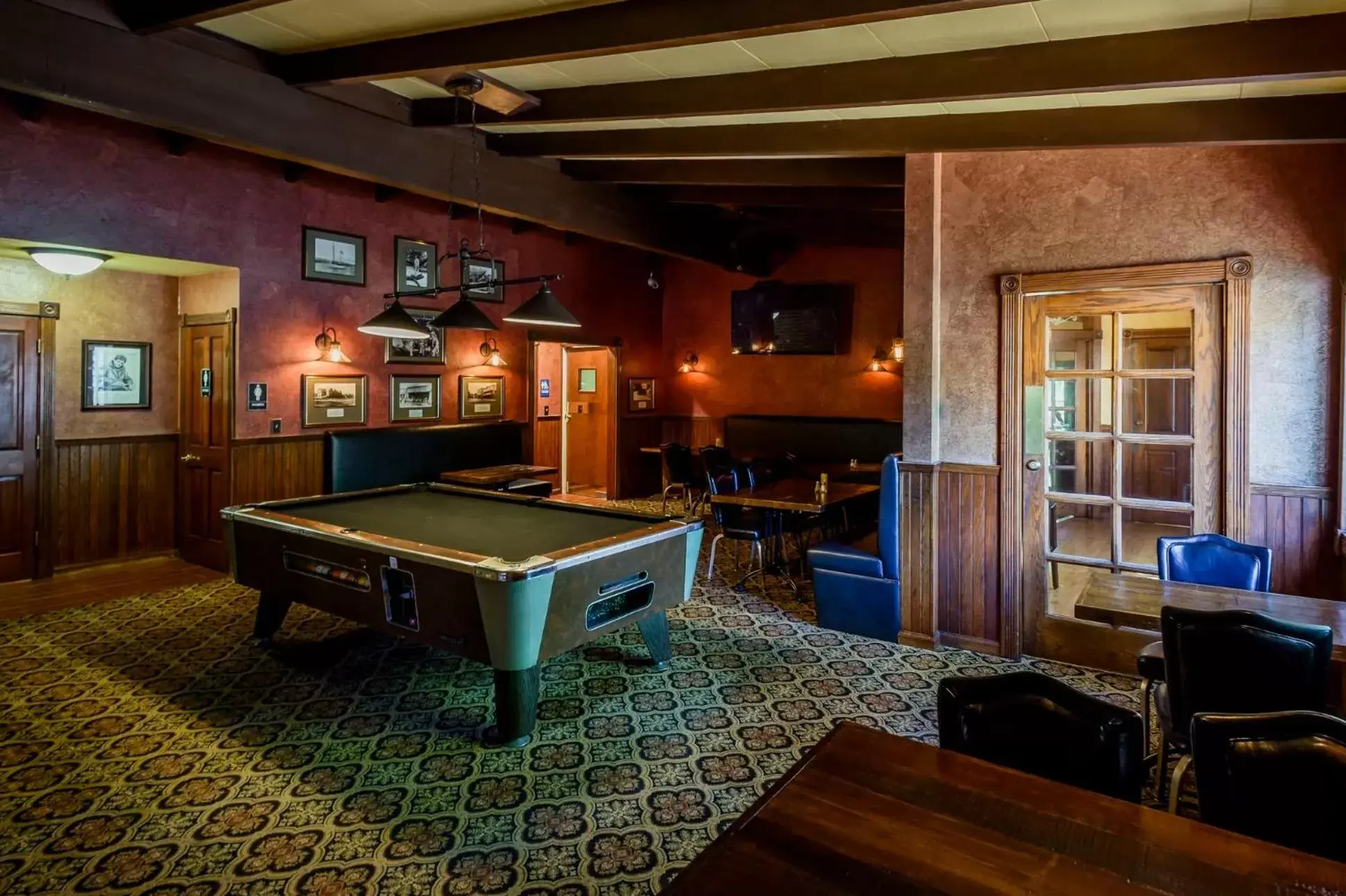 Restaurant/places to eat, Billiards in The Jack London Lodge
