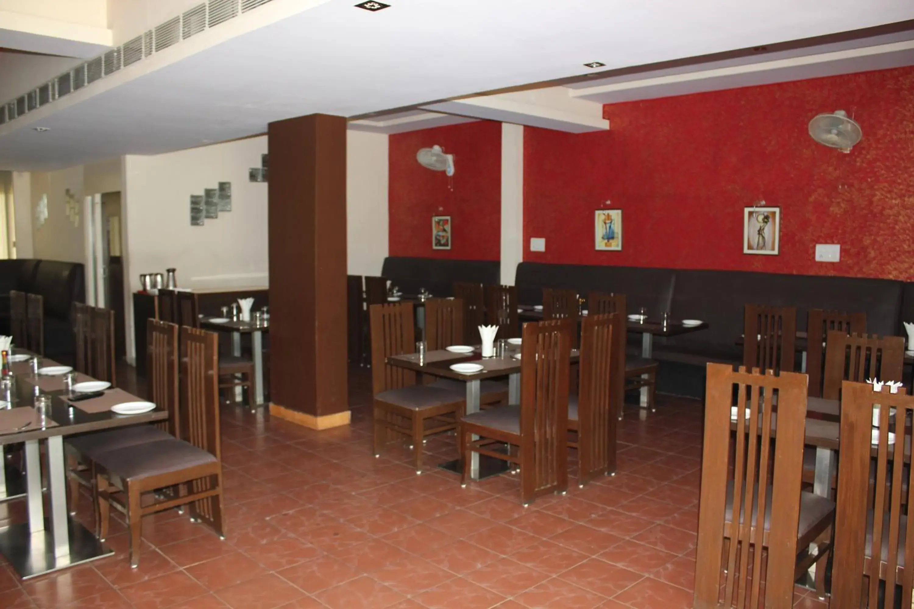 Restaurant/Places to Eat in Hotel Savi Regency