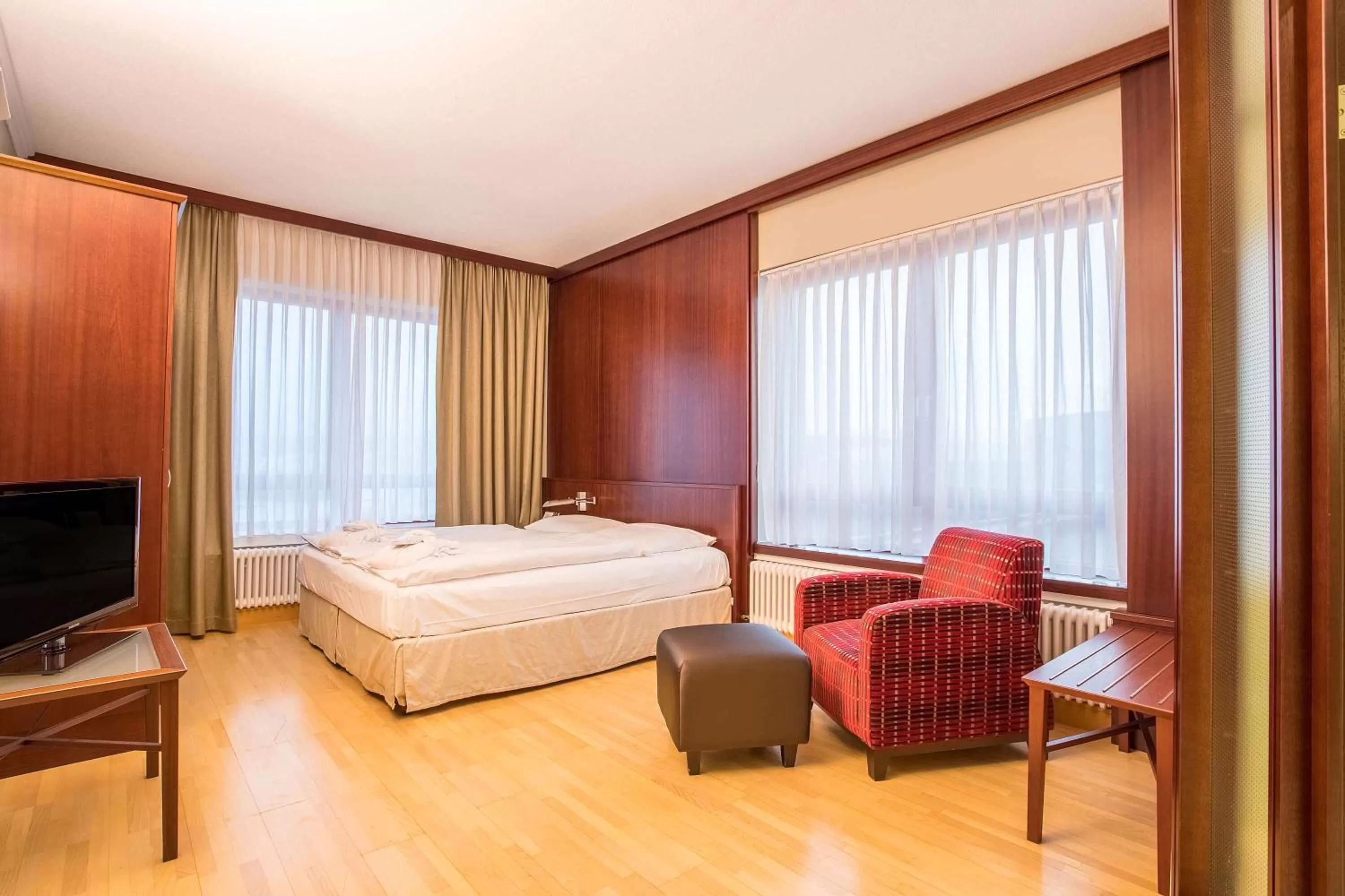 Photo of the whole room, Bed in elaya hotel frankfurt oberursel