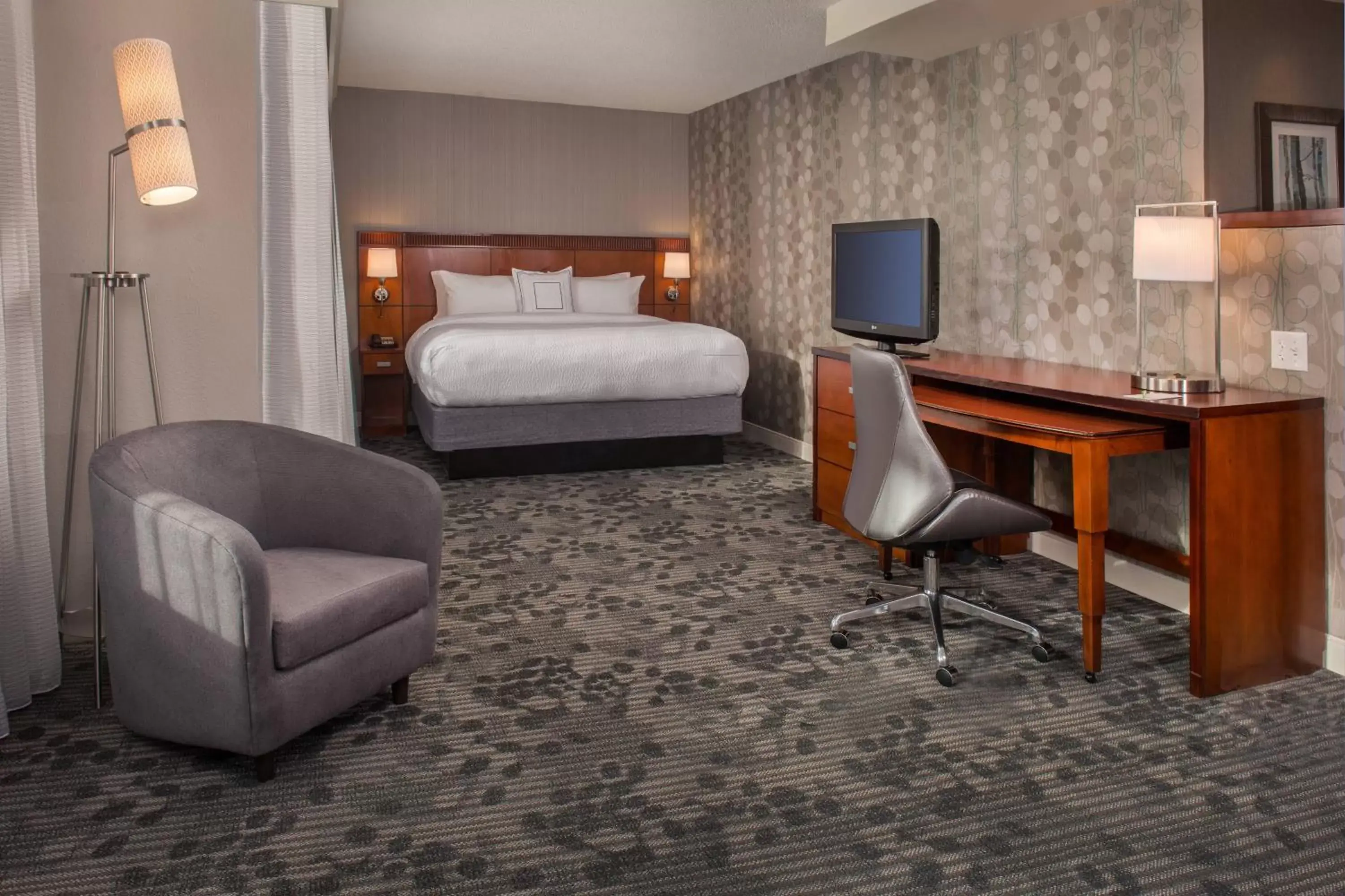 Photo of the whole room, Bed in Courtyard by Marriott Gaithersburg Washingtonian Center