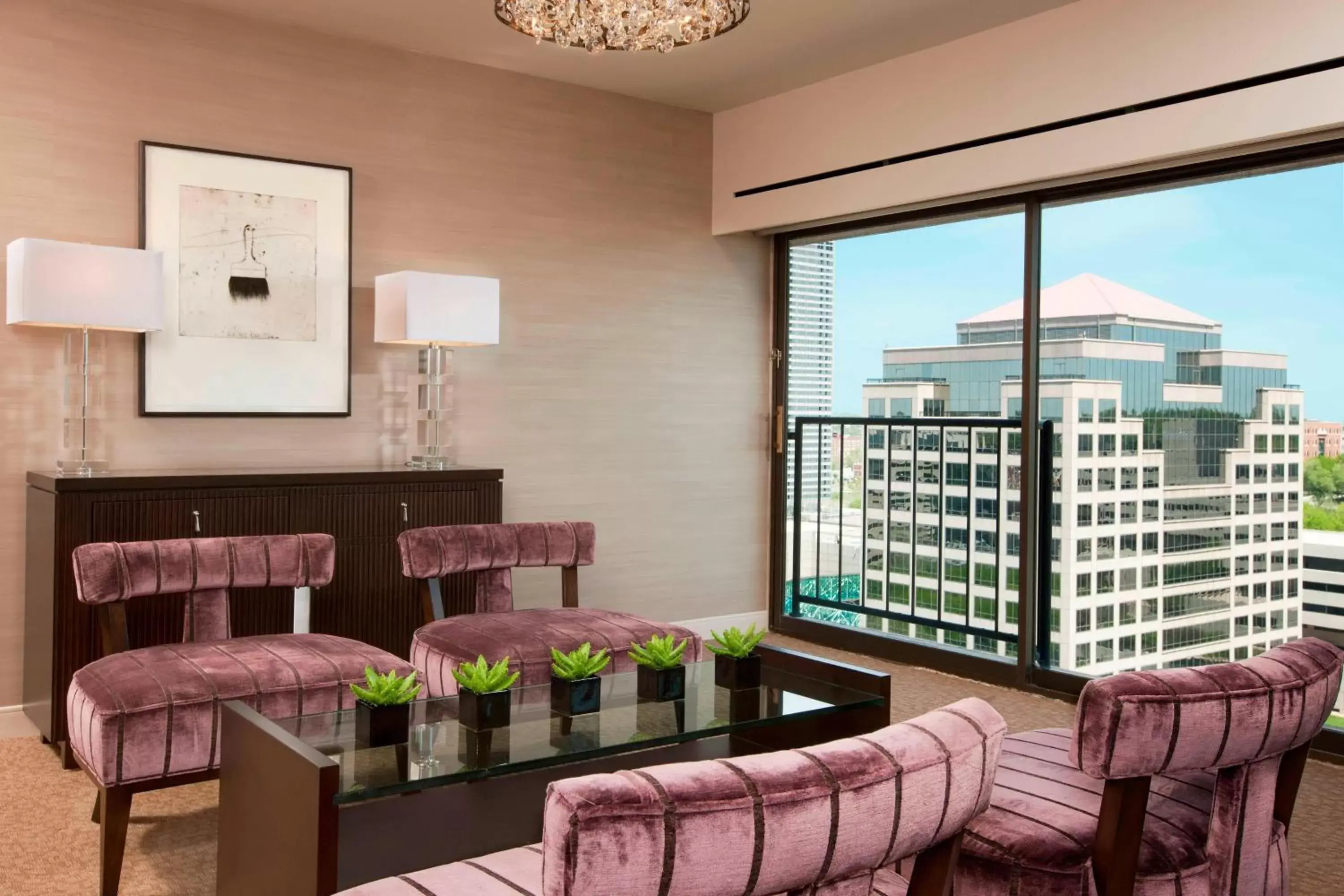 Living room, Seating Area in The Westin Kansas City at Crown Center