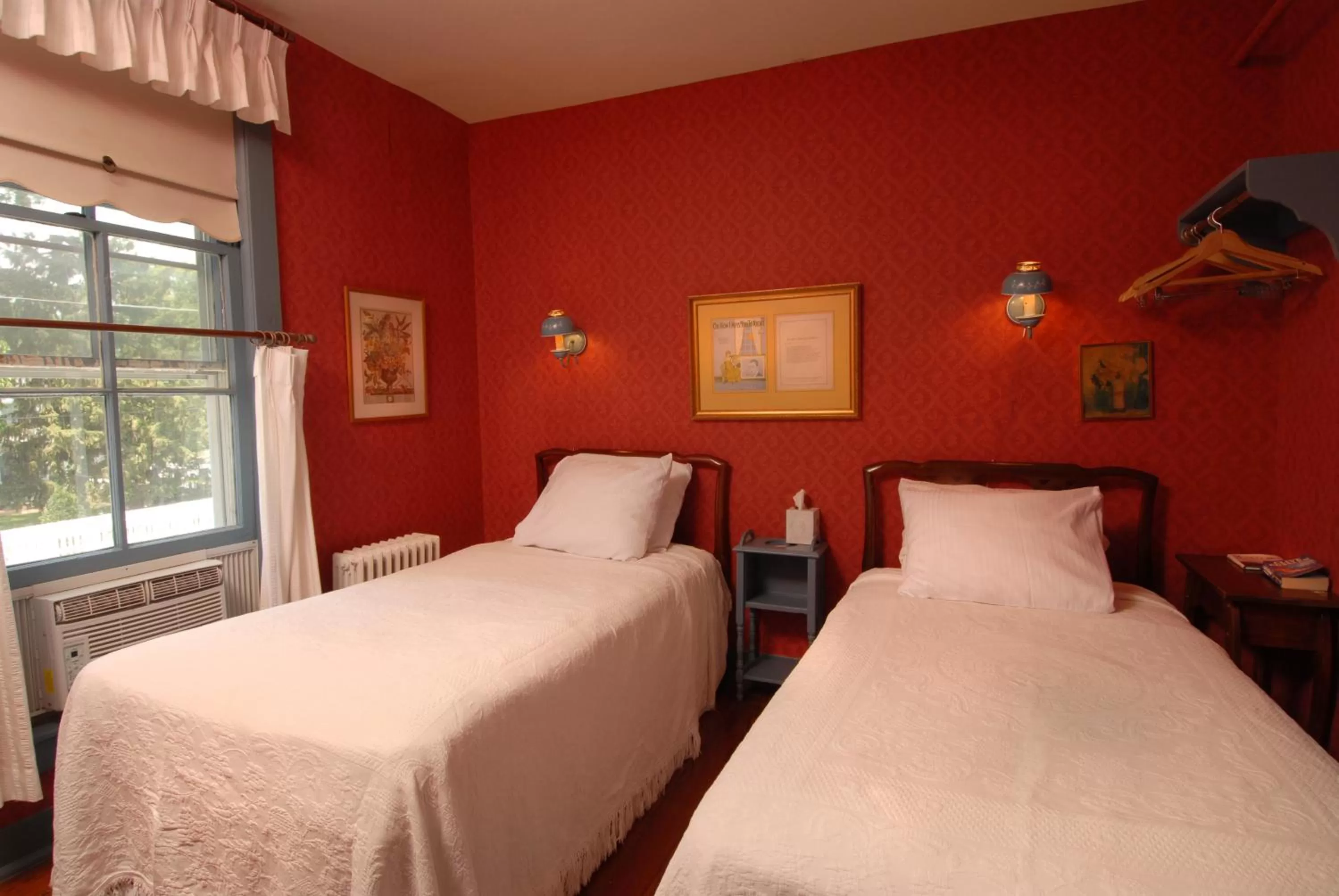 Bed in The Robert Morris Inn