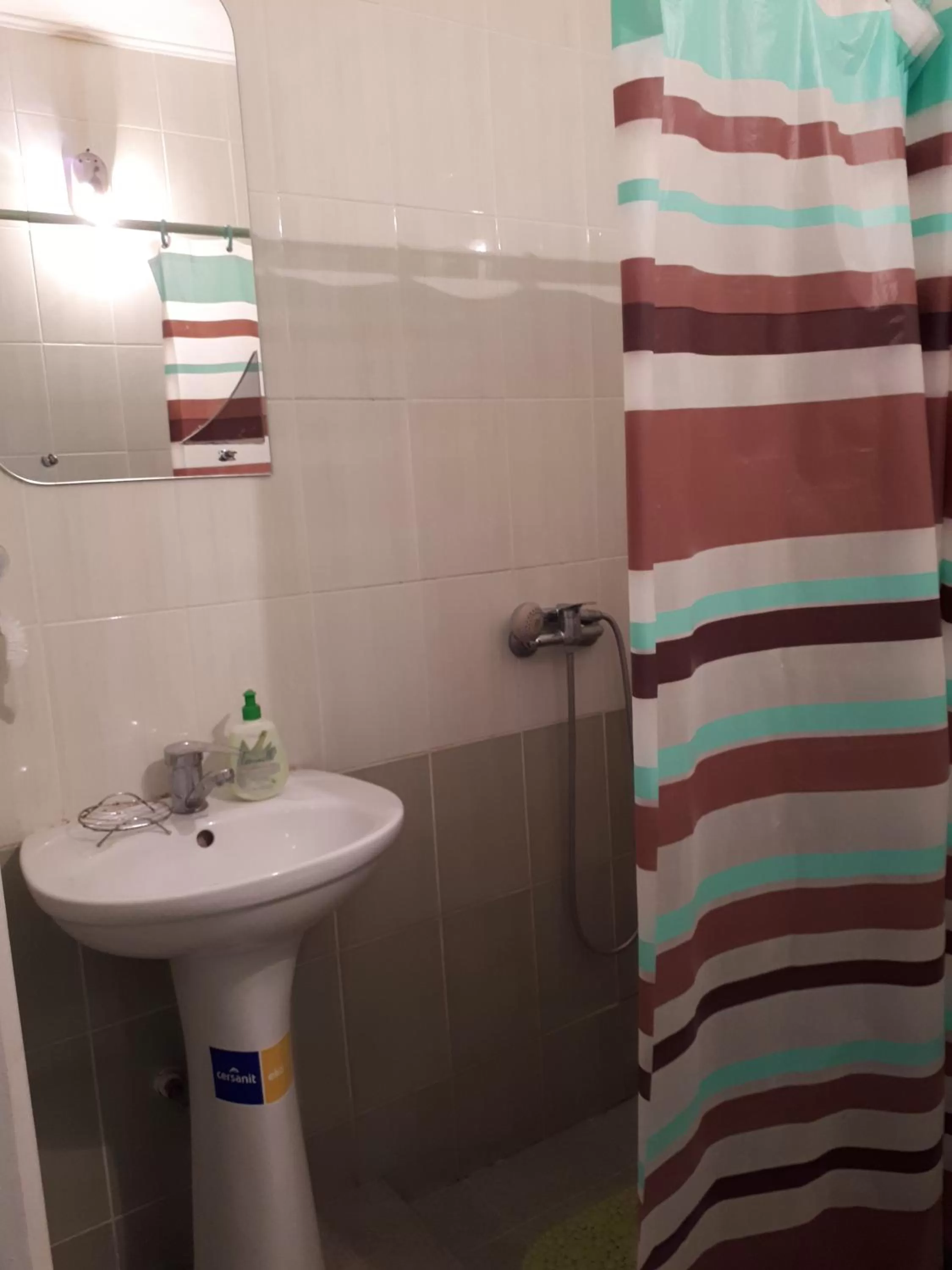 Shower in Hotel Gostynnyi Dvir