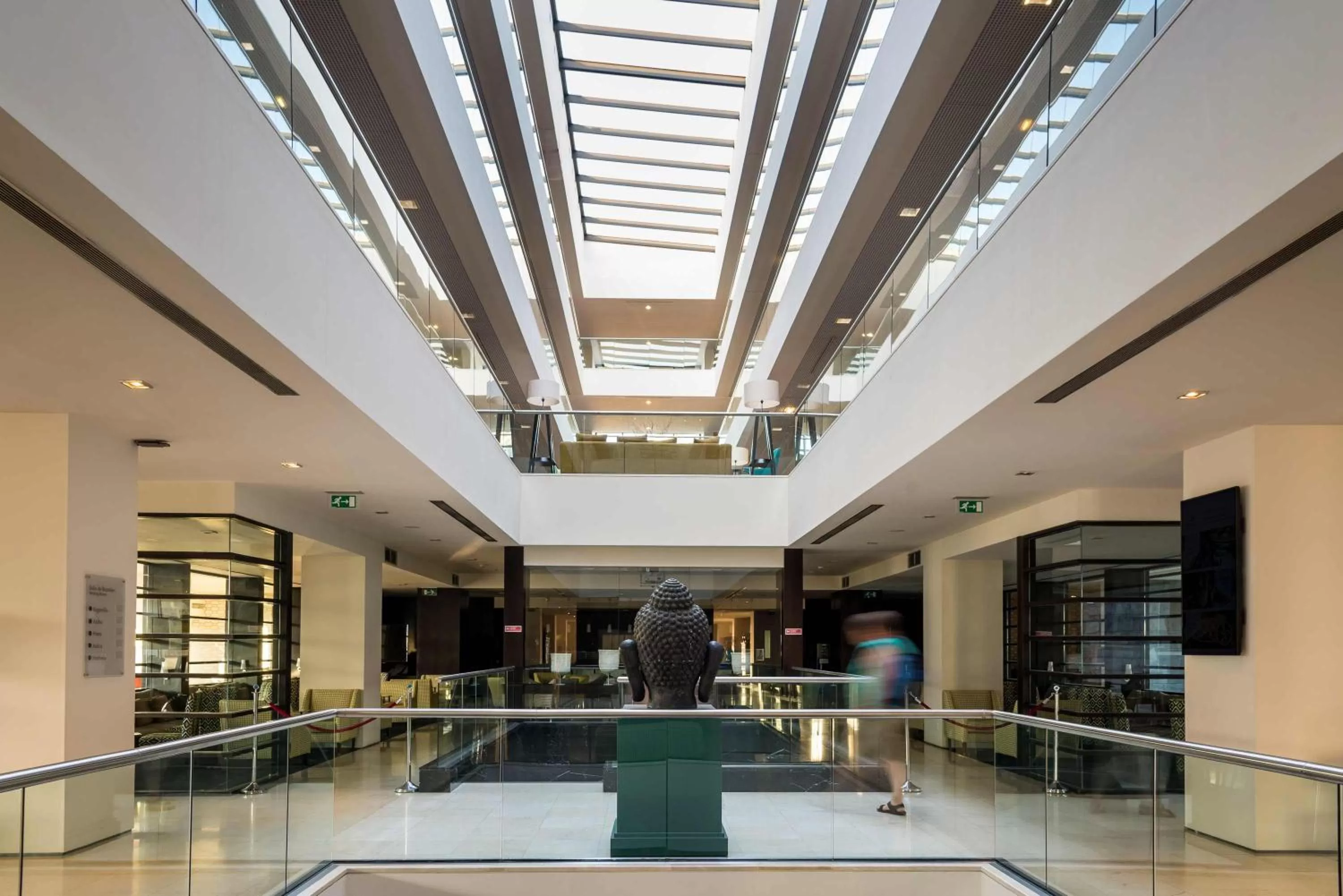 Lounge or bar in Azoris Royal Garden – Leisure & Conference Hotel