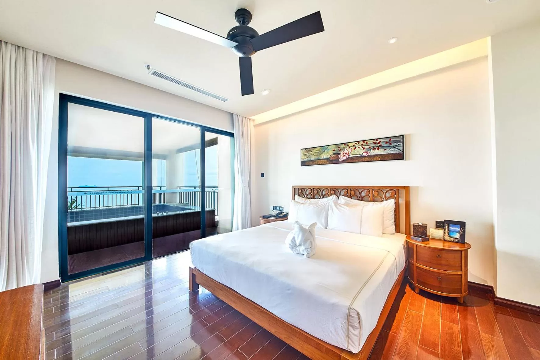 Bed in Ocean Sonic Resort Sanya
