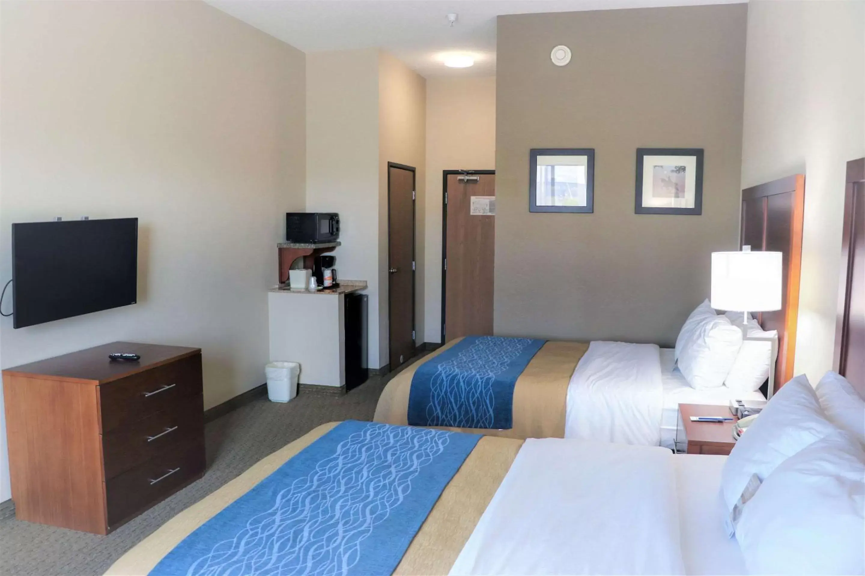 Photo of the whole room, Bed in Comfort Inn & Suites Sikeston I-55