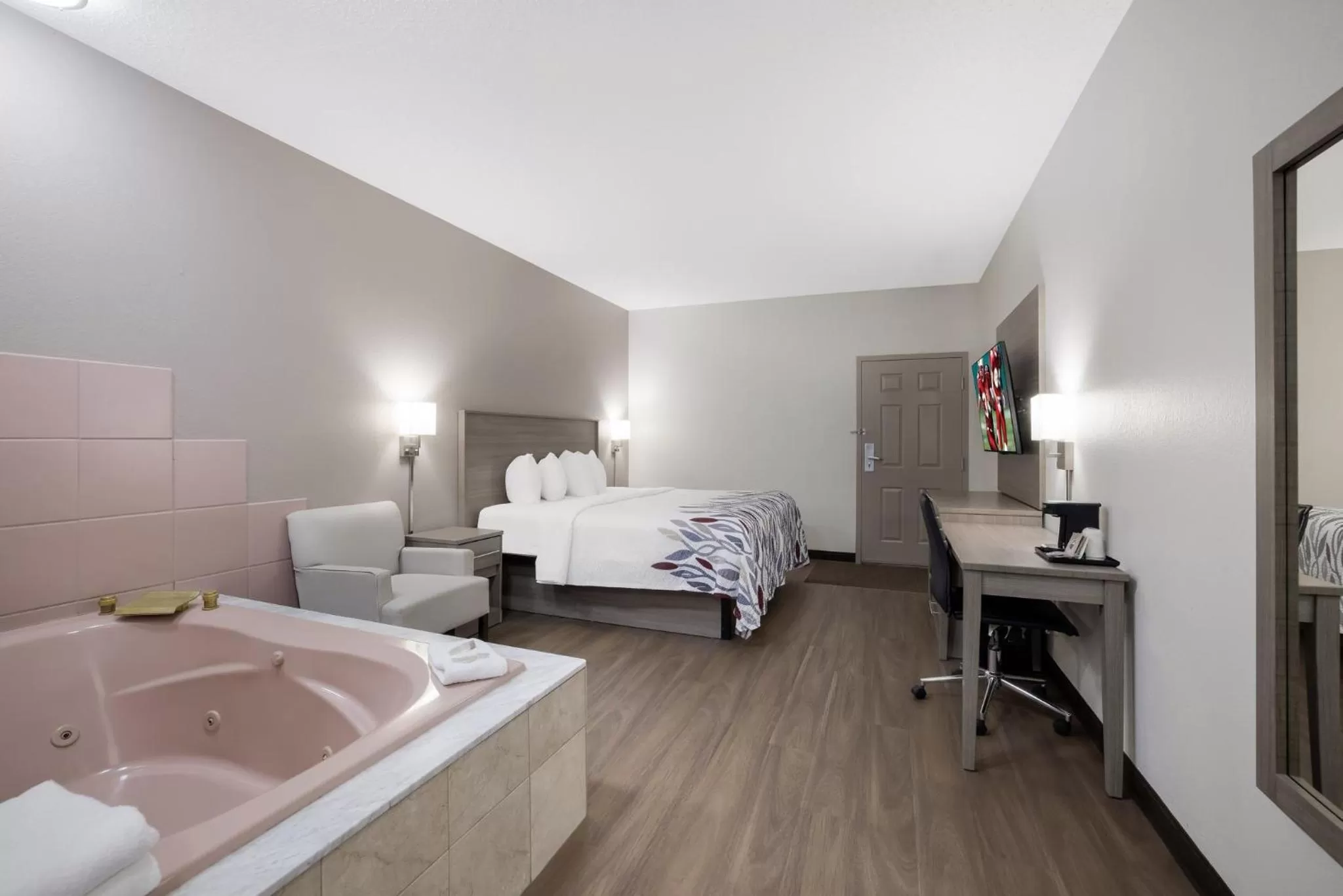 Bedroom, Bed in Red Roof Inn Weedsport