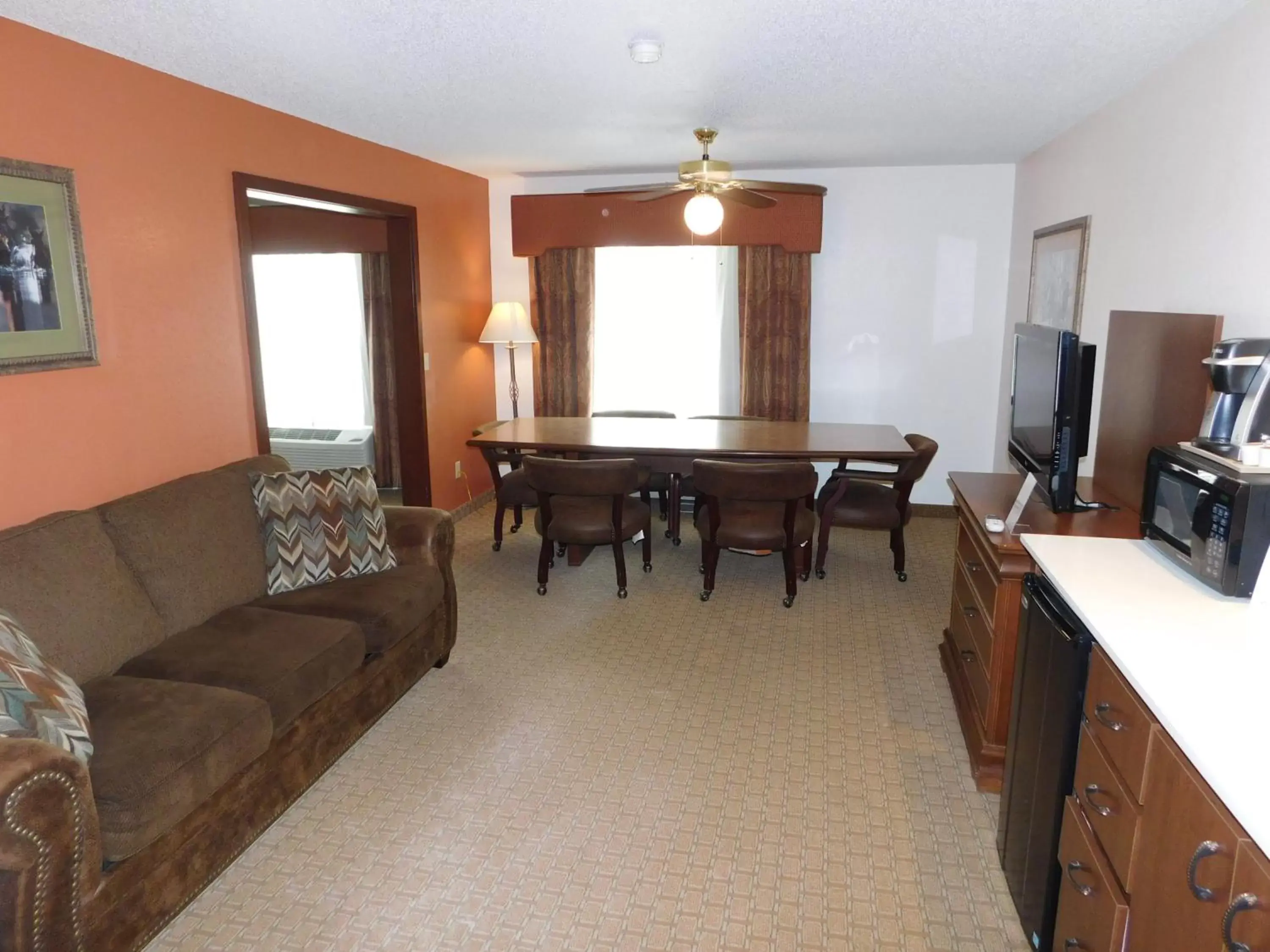 Photo of the whole room, Seating Area in Americinn by Wyndham Ogallala