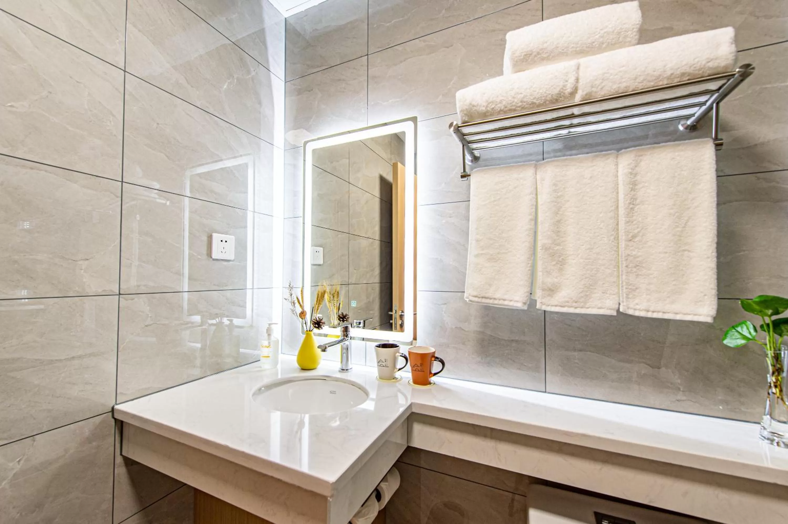 Bathroom in Shanghai JOYFUL YARD Hotel-Free shuttle bus to Pudong Airport and Disneyland