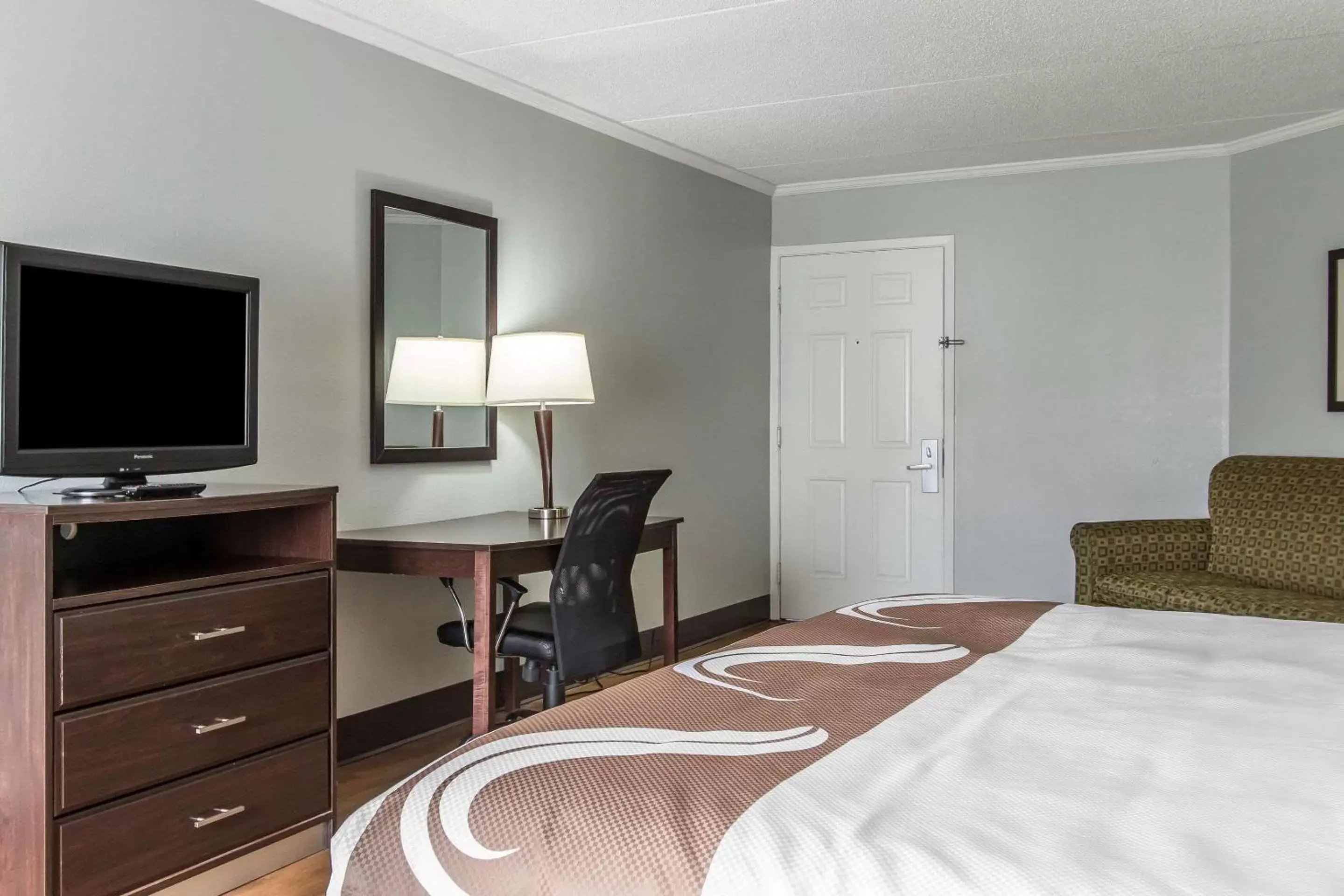 Photo of the whole room, Bed in Quality Inn Downtown Historic District