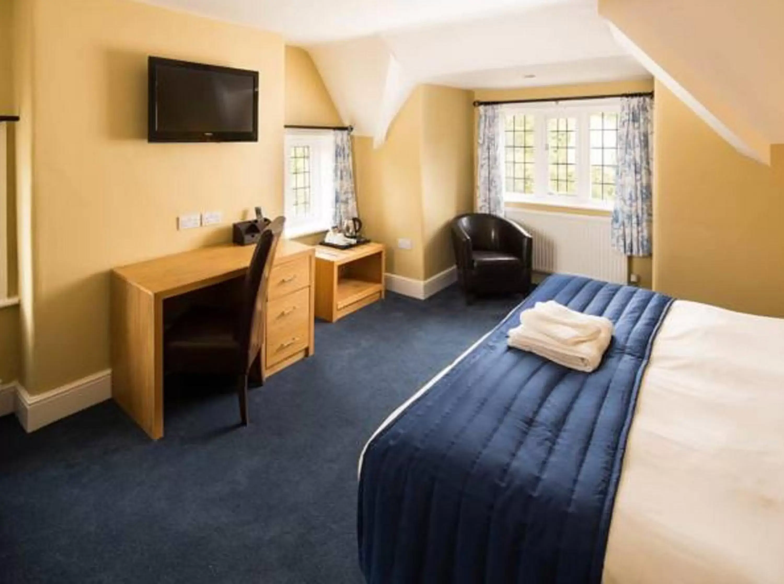 Bed, TV/Entertainment Center in The Inn at Woodhall Spa