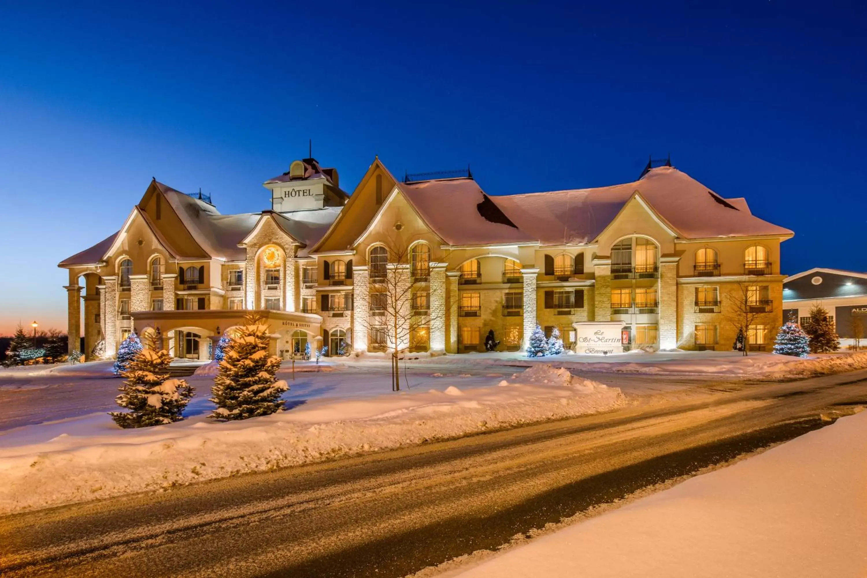 Property building, Winter in Hotel Vallea Bromont