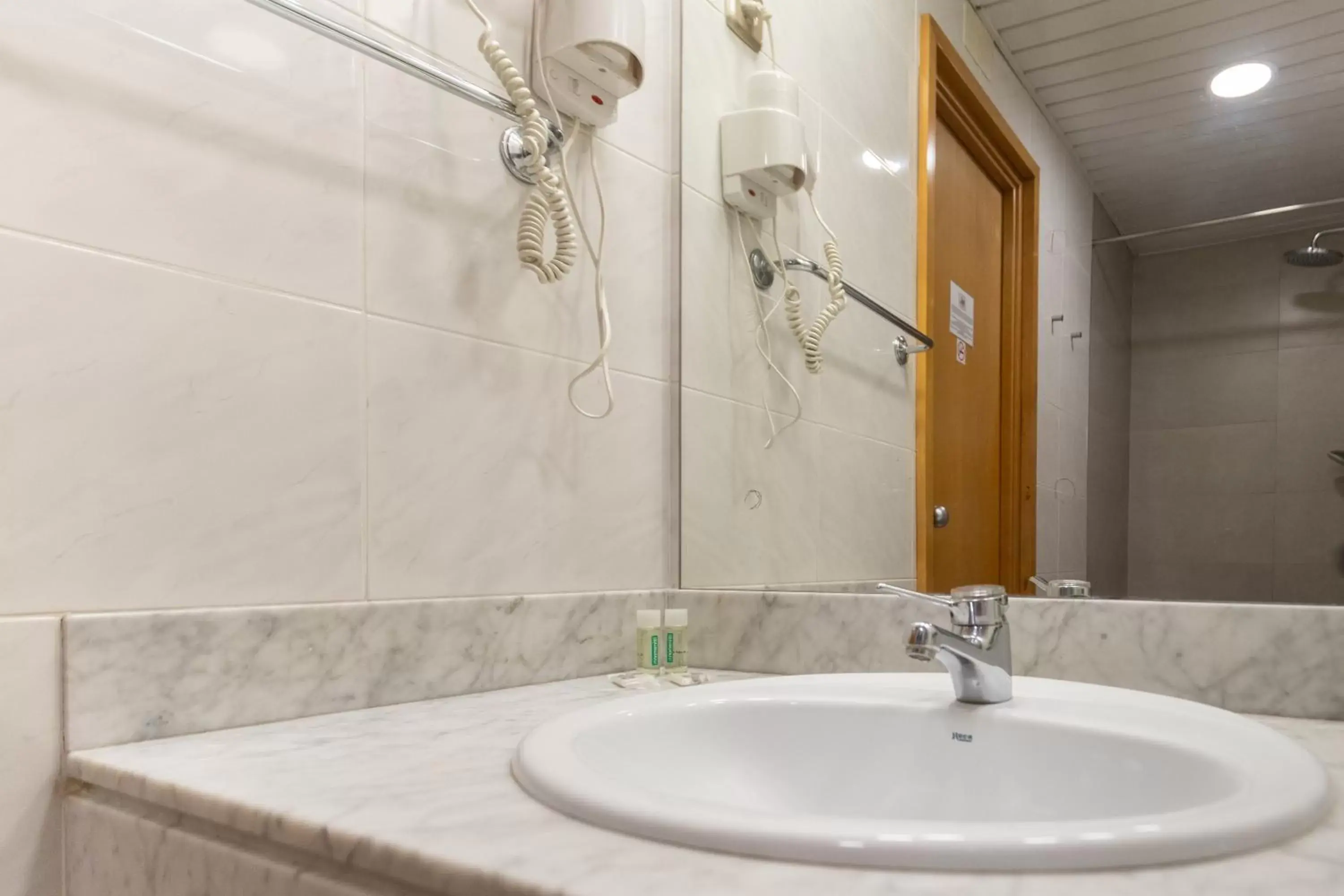 Bathroom in Atica Apartments - by Weflating