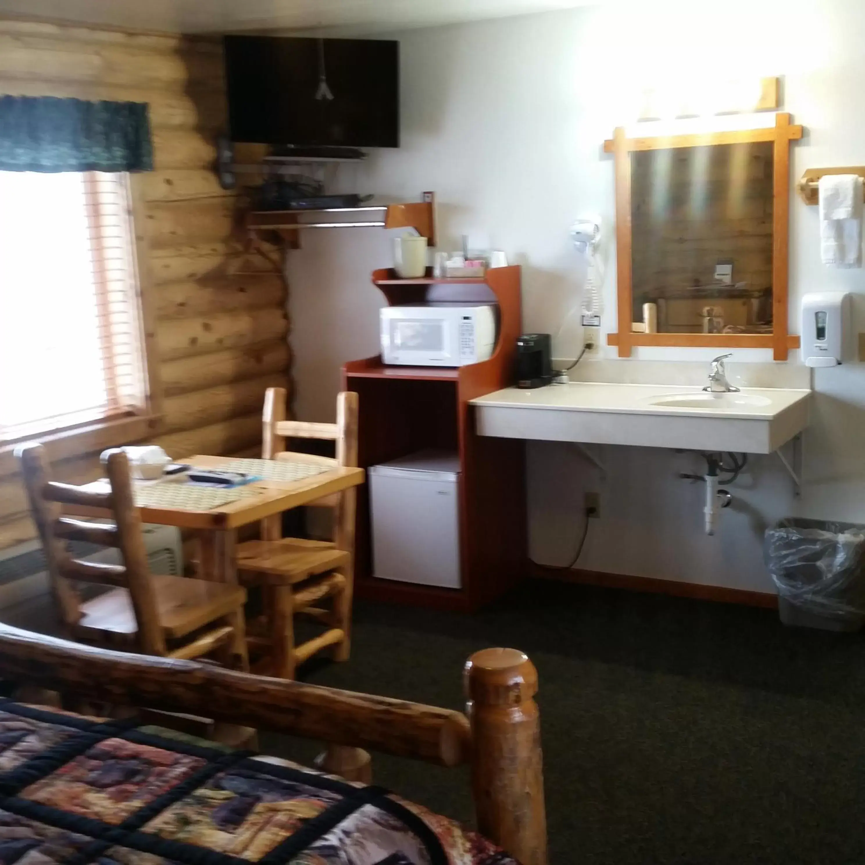 Coffee/tea facilities in Wolf Den Log Cabin Motel and RV Park