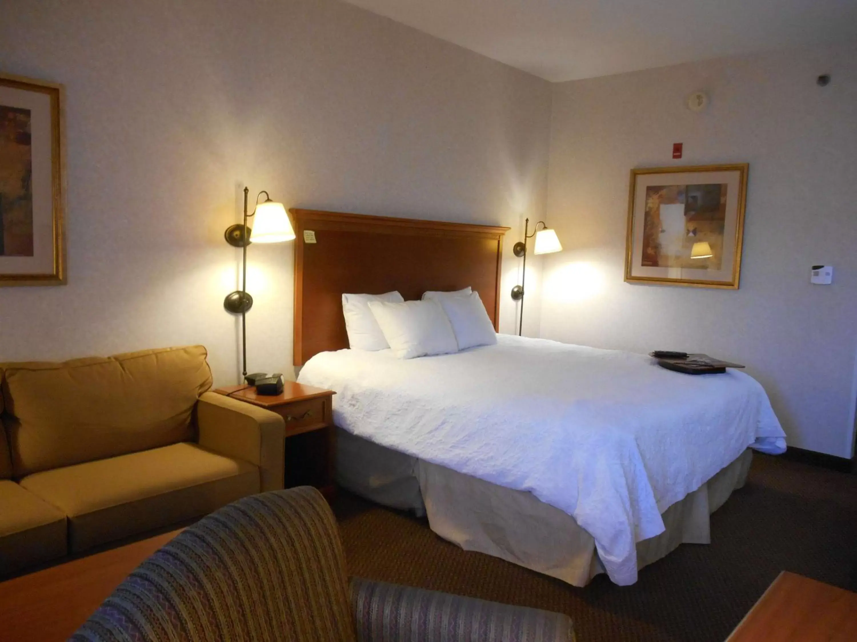 Bed in Hampton Inn Columbus-International Airport