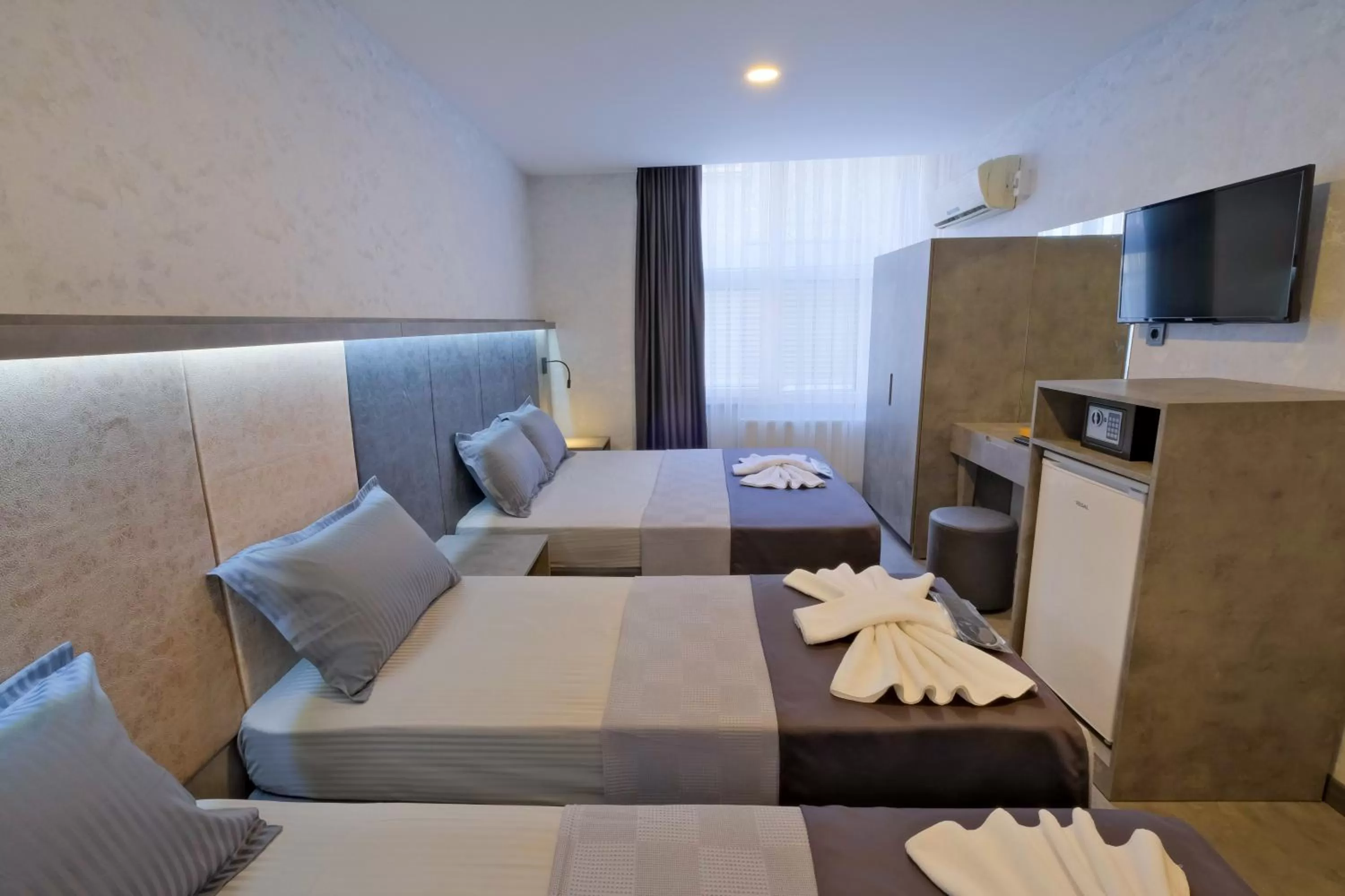 Photo of the whole room in The Queen Hotel