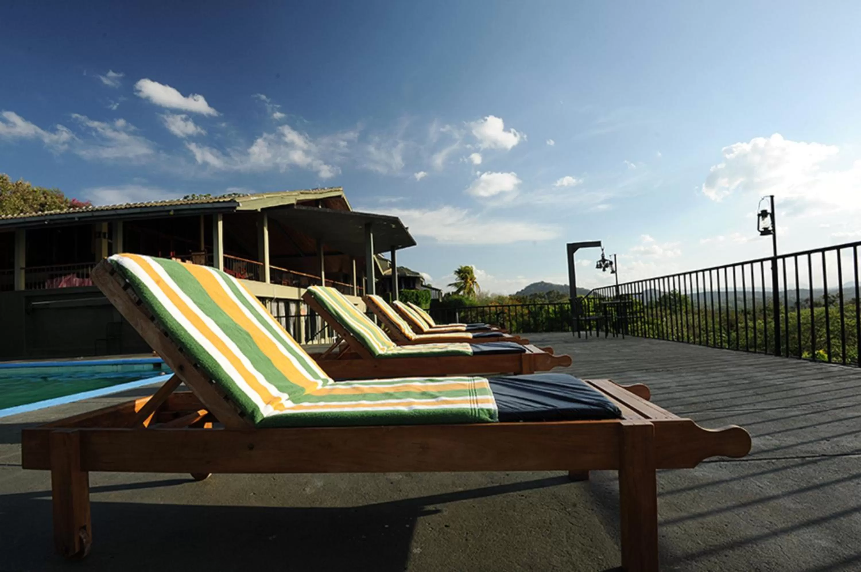 Swimming pool in Giritale Hotel