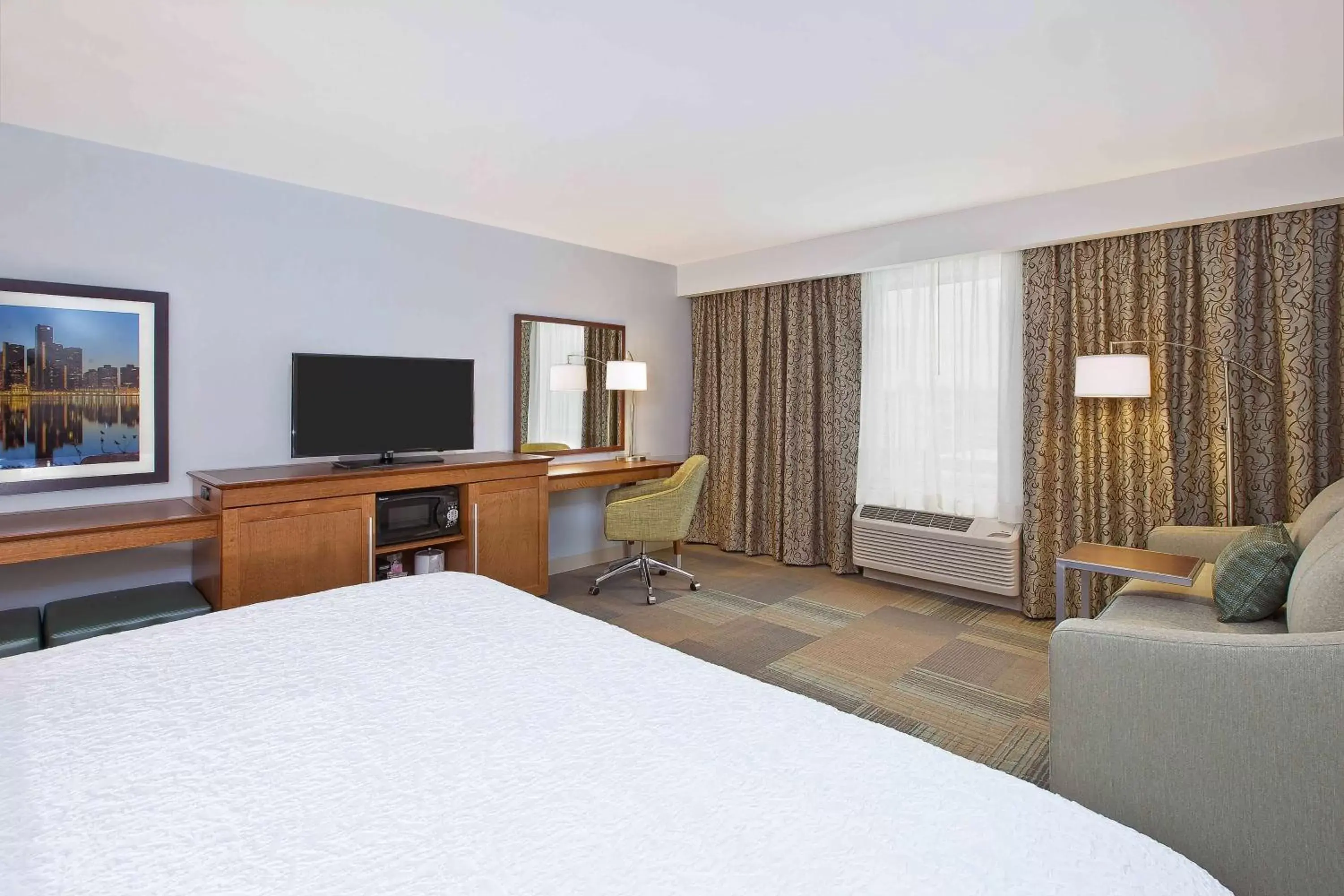 Bed, TV/Entertainment Center in Hampton Inn Southfield/West Bloomfield