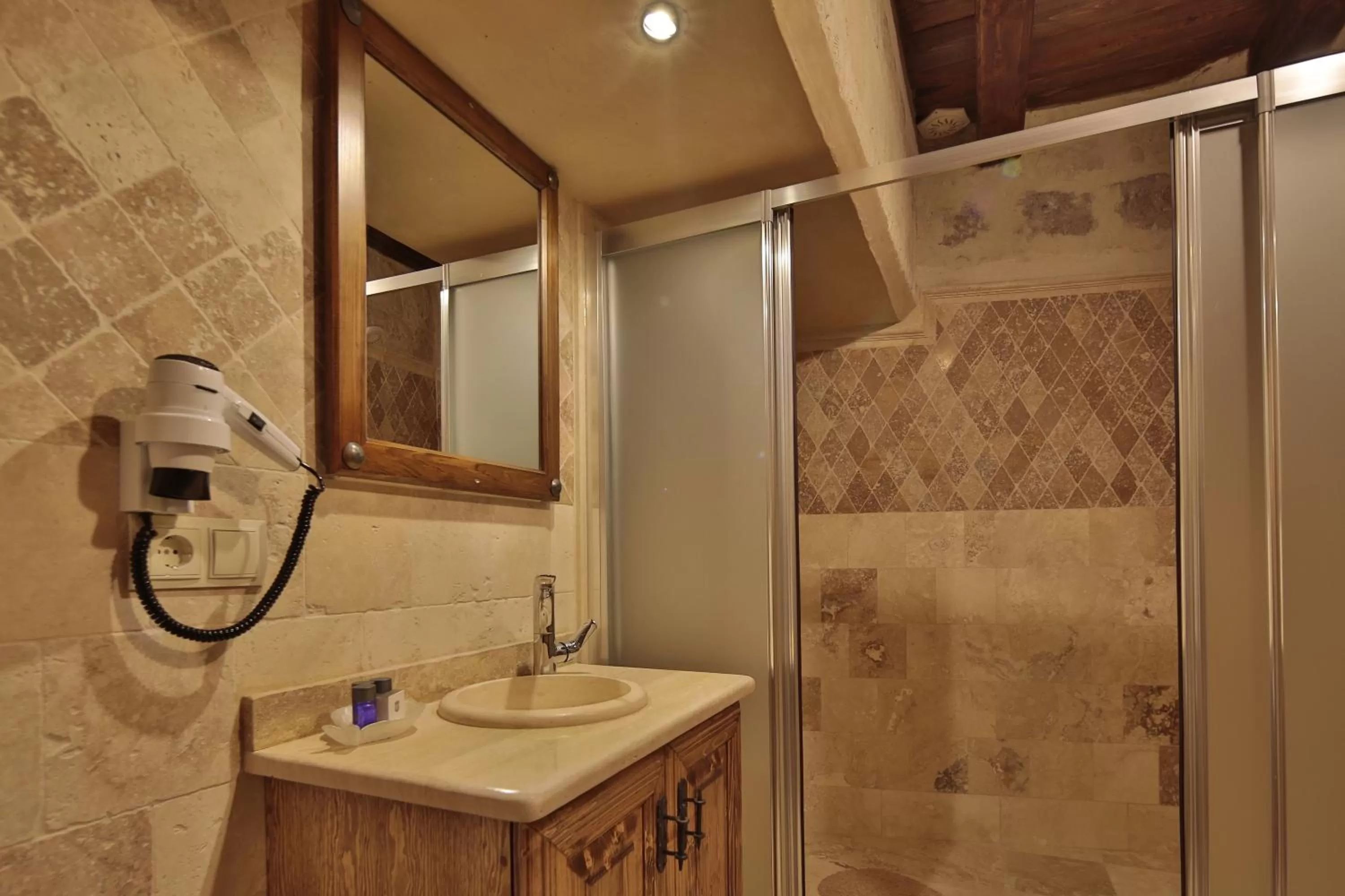 Shower in Vista Cave Hotel