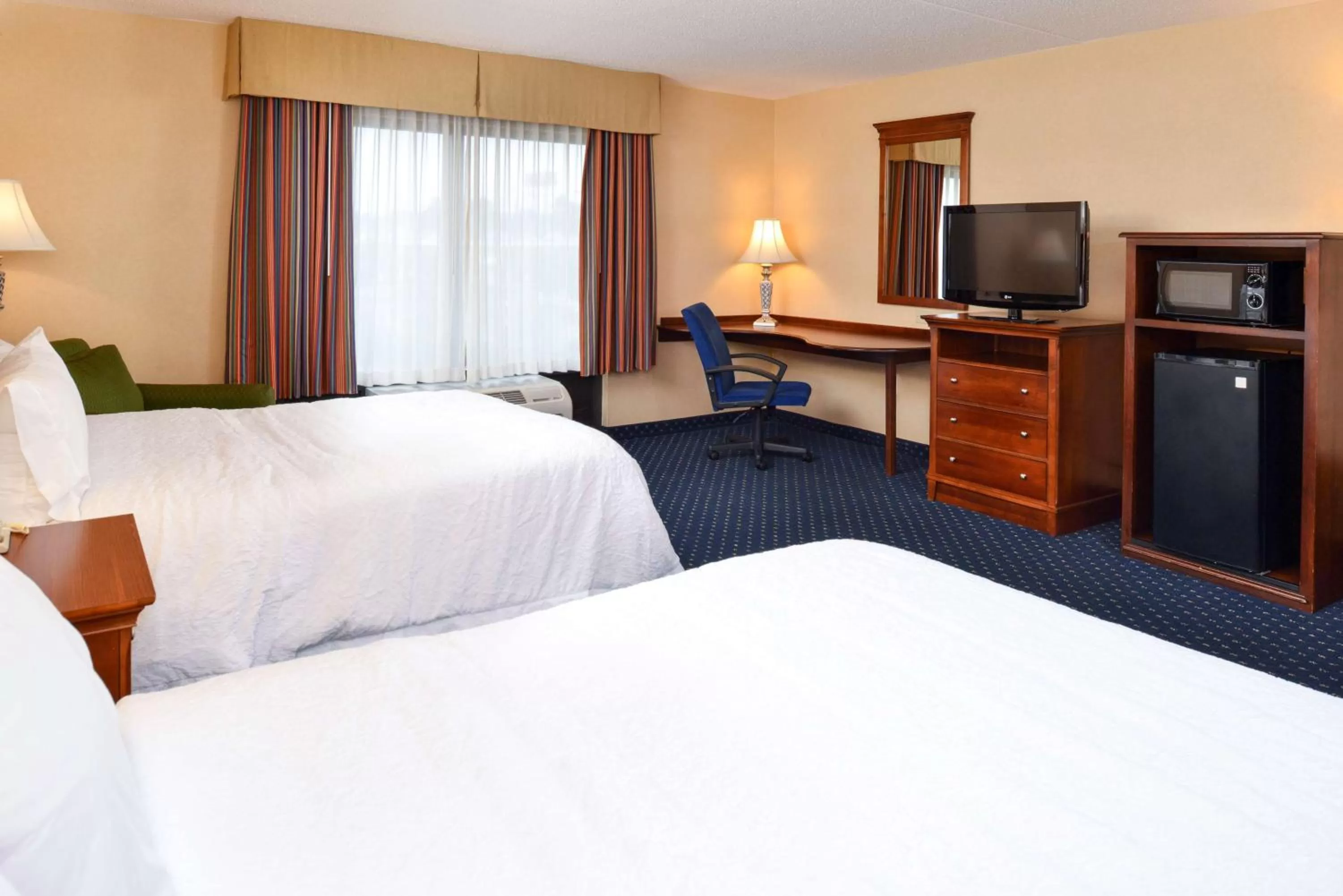 Bed in Hampton Inn and Suites Fredericksburg South
