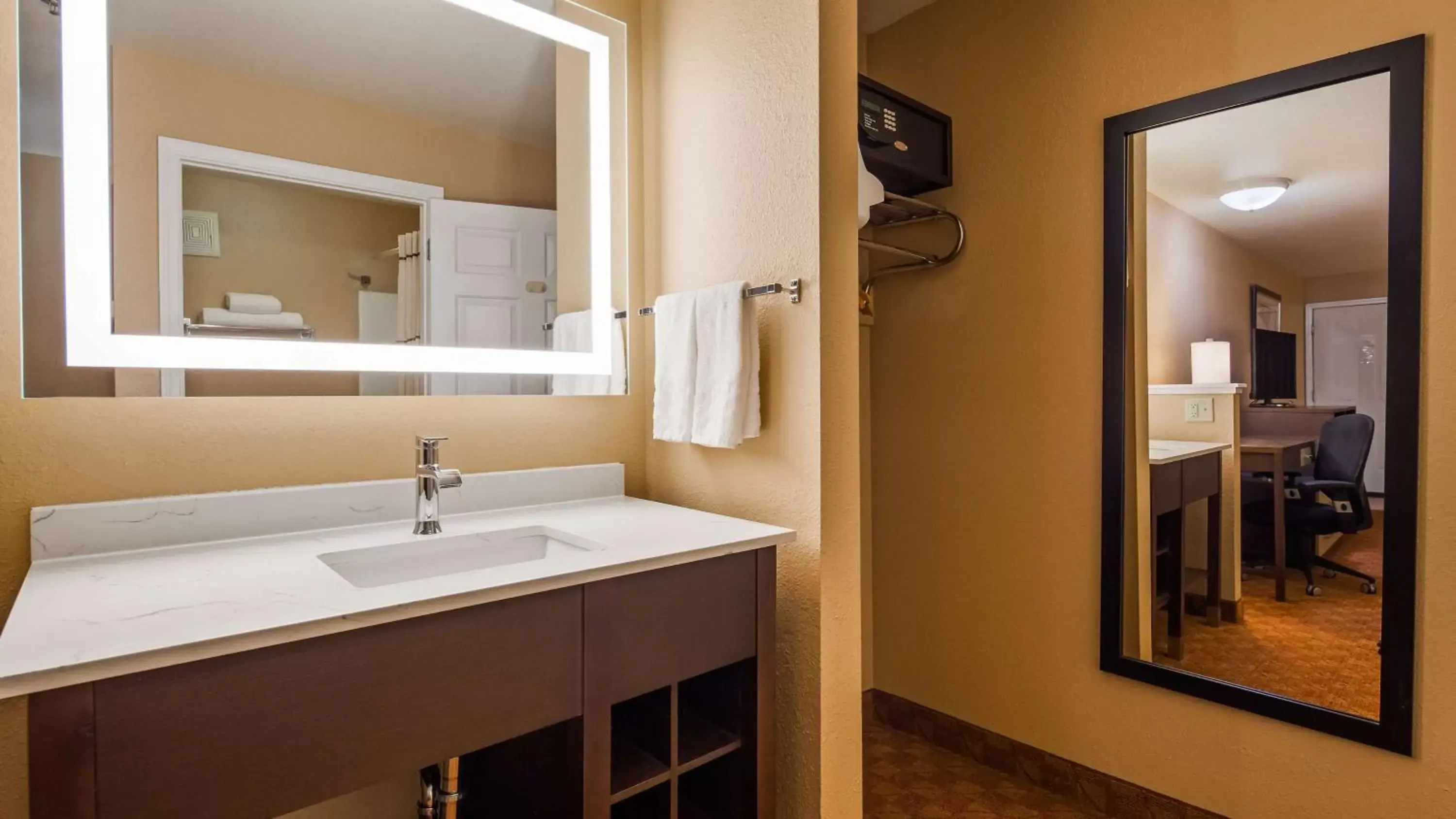 Bedroom, Bathroom in Best Western Fallon Inn & Suites