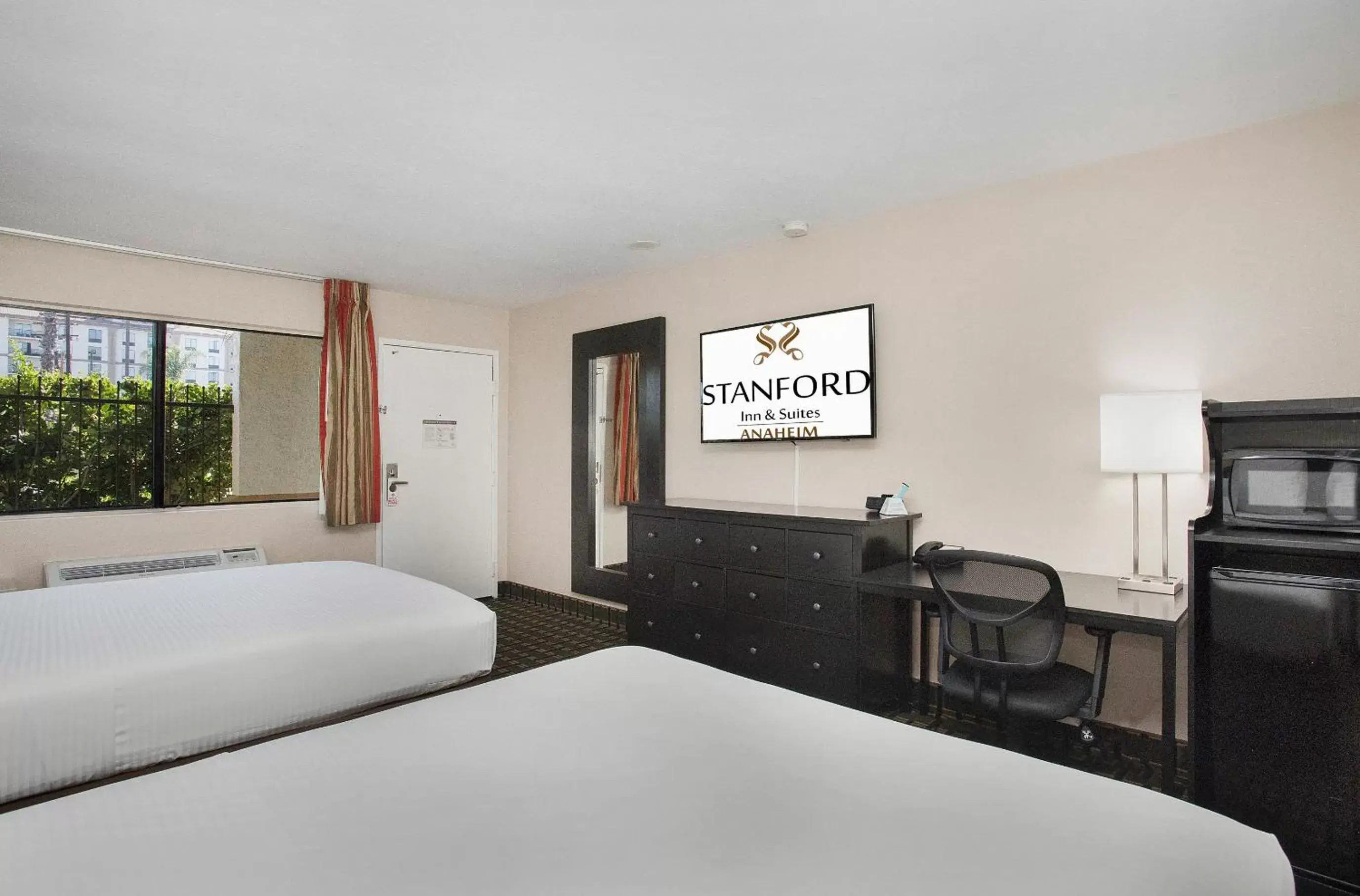 Photo of the whole room, Bed in Stanford Inn & Suites Anaheim