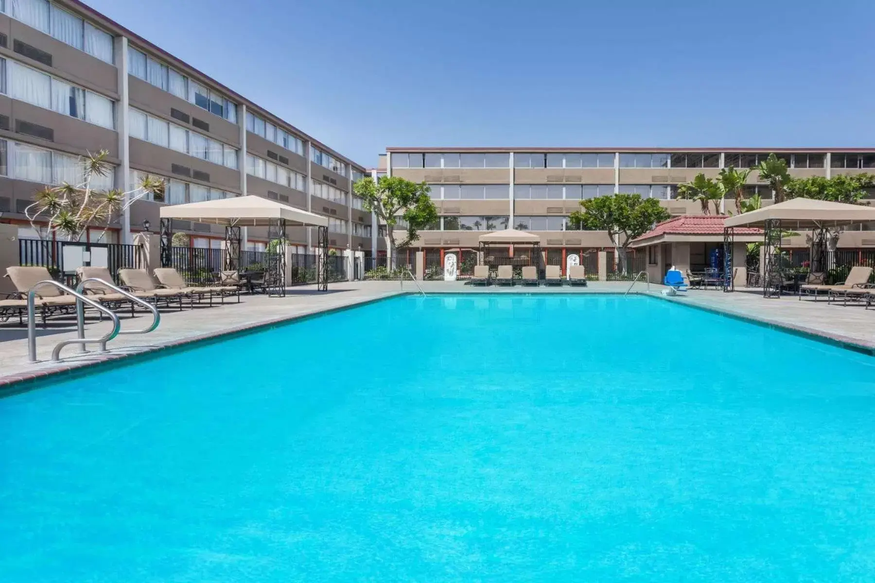 Property building in Howard Johnson by Wyndham Fullerton/Anaheim Conference Cntr Property building in Howard Johnson by Wyndham Fullerton/Anaheim Conference Cntr