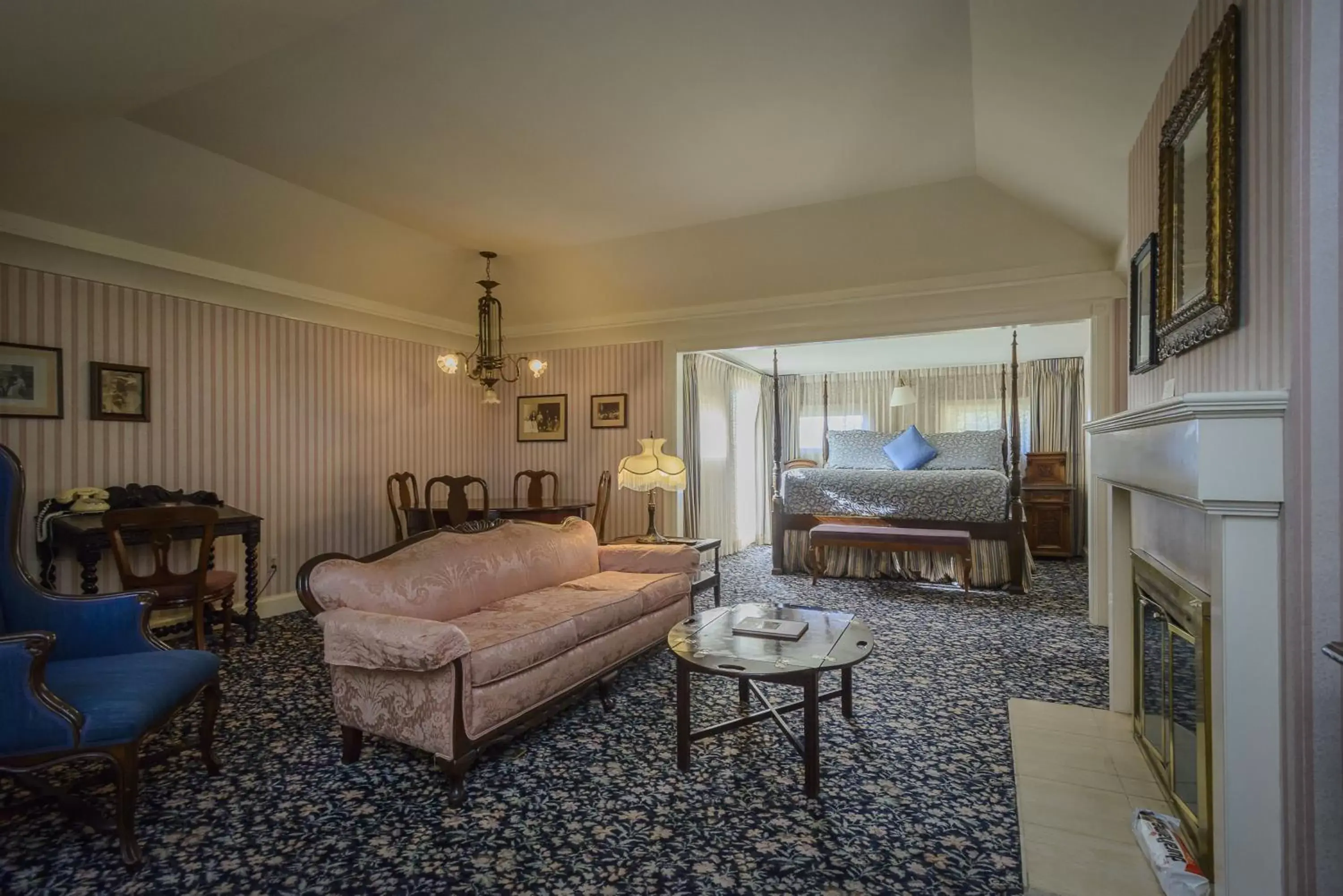 Bed, Seating Area in Mendocino Hotel & Garden