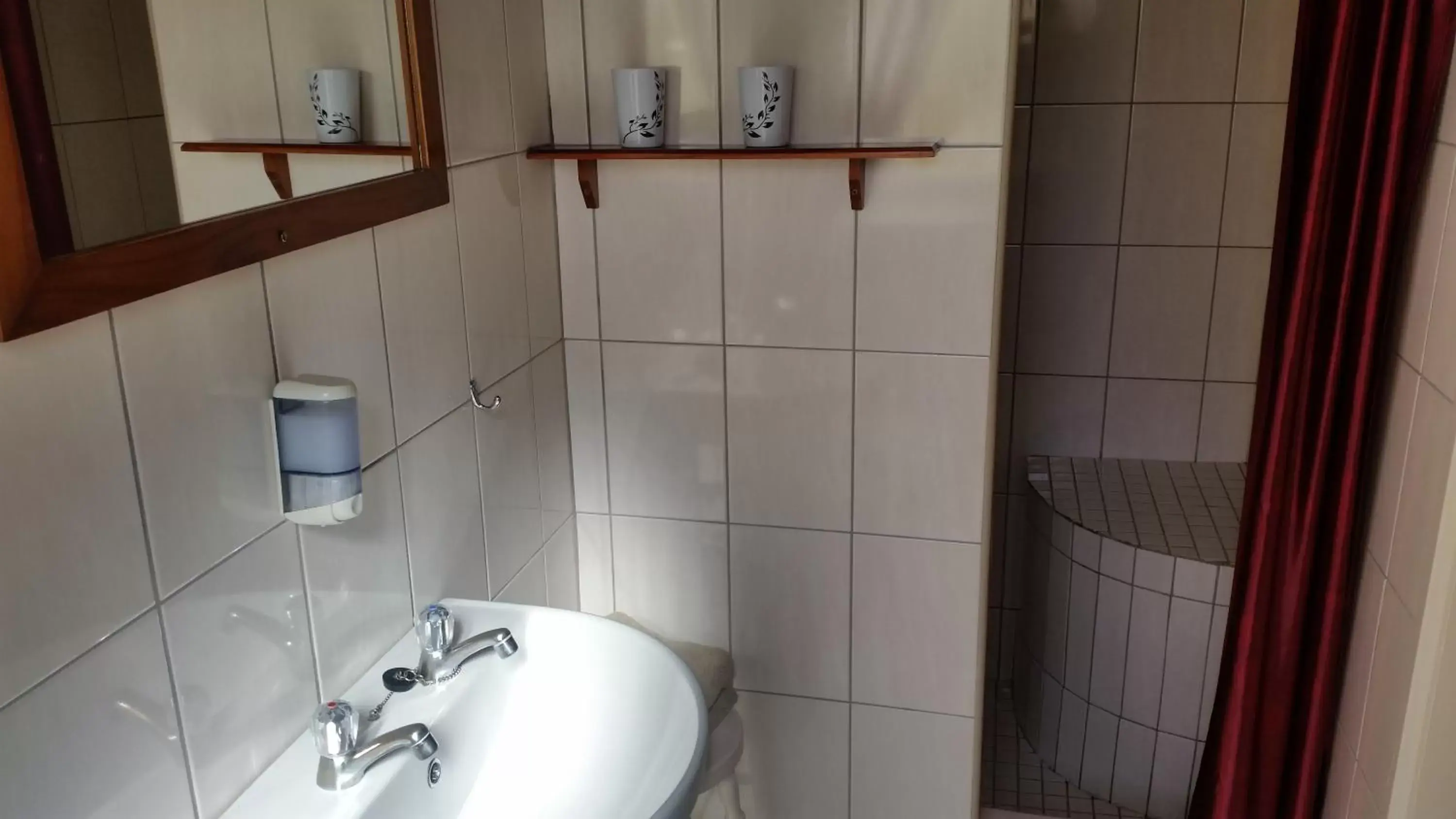 Twin Room with Private Bathroom - single occupancy in Pension d'Avignon Twin Room with Private Bathroom - single occupancy in Pension d'Avignon