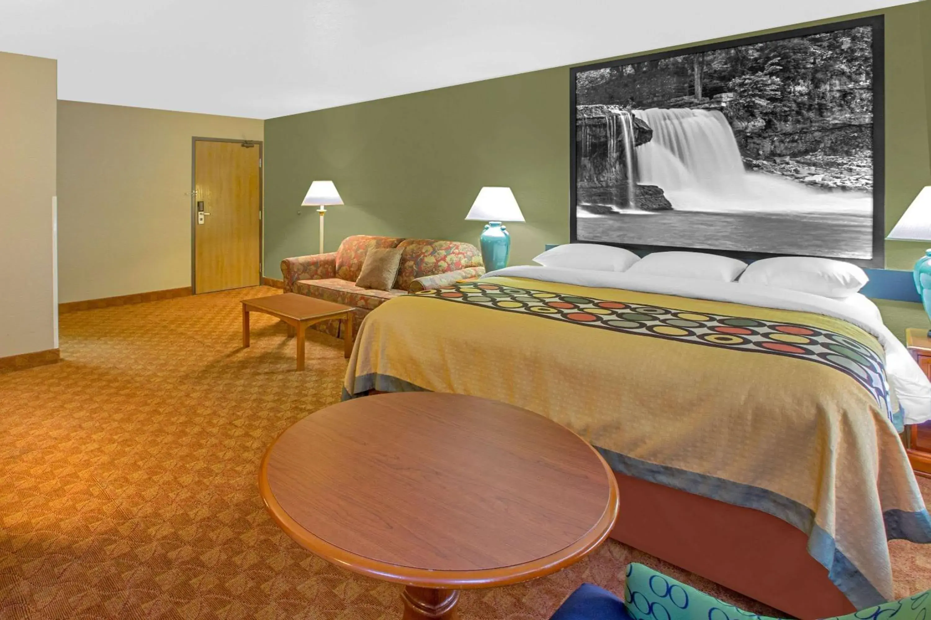 Photo of the whole room, Bed in Super 8 by Wyndham Howe