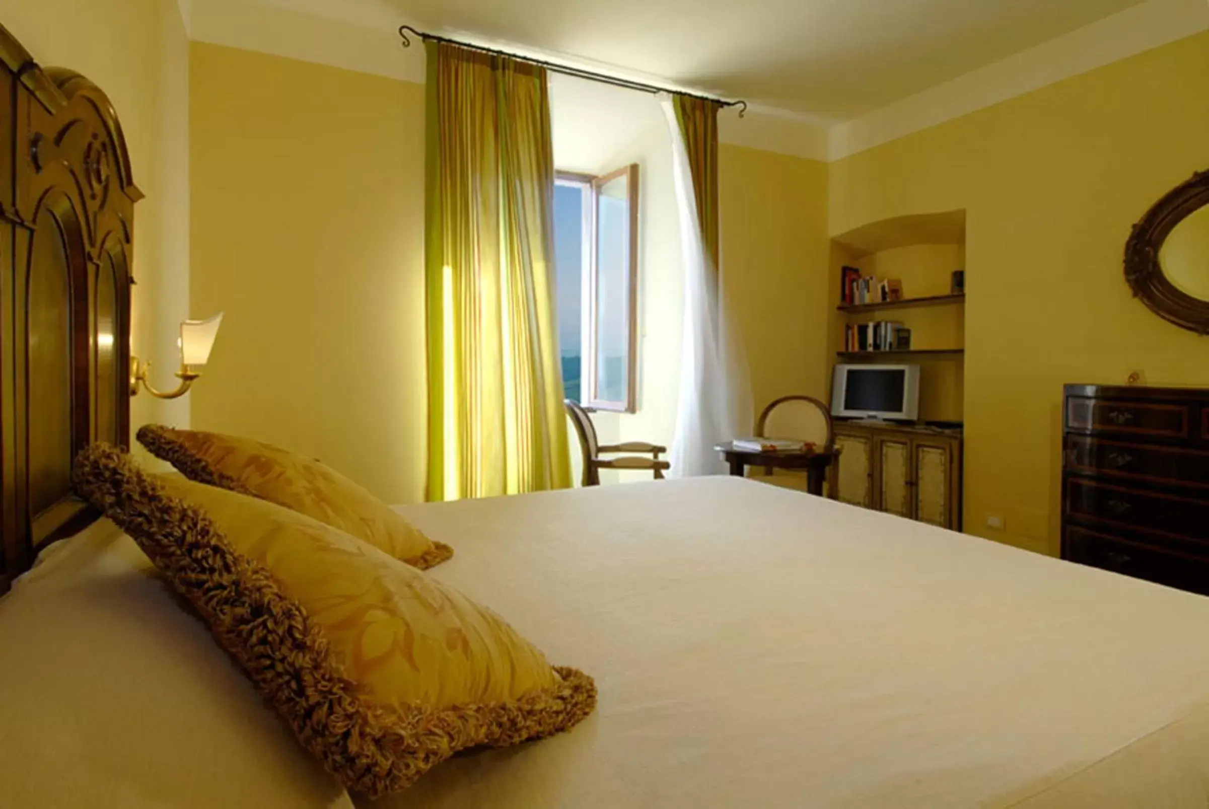 Photo of the whole room, Bed in La Locanda Di San Francesco