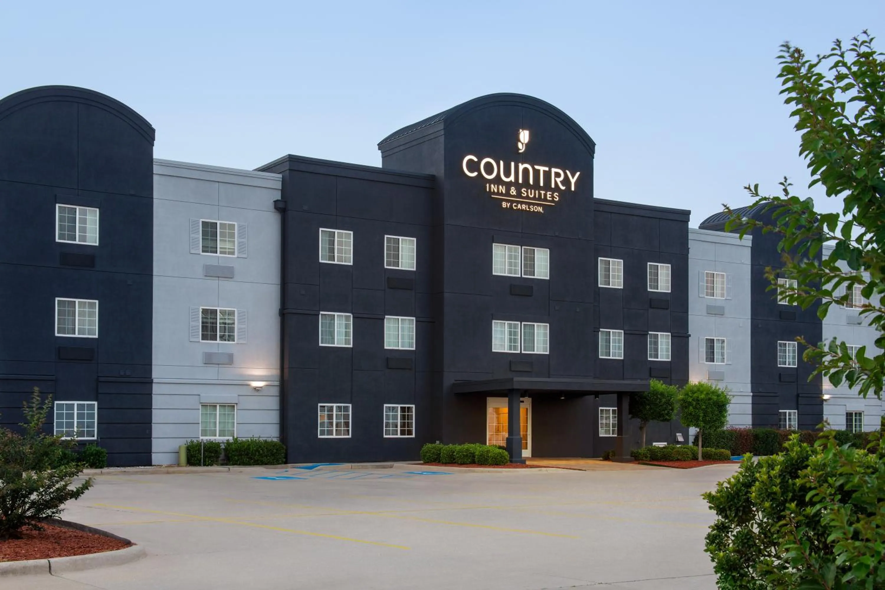 Facade/entrance in Country Inn & Suites by Radisson, Shreveport-Airport, LA